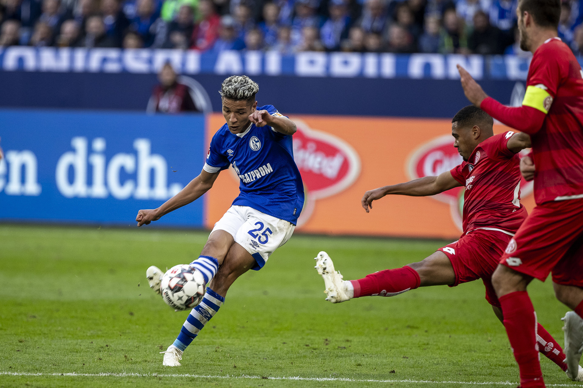 Amine Harit (am Ball) fällt mit einem Muskelfaserriss beim FC Schalke 04 verletzt aus.