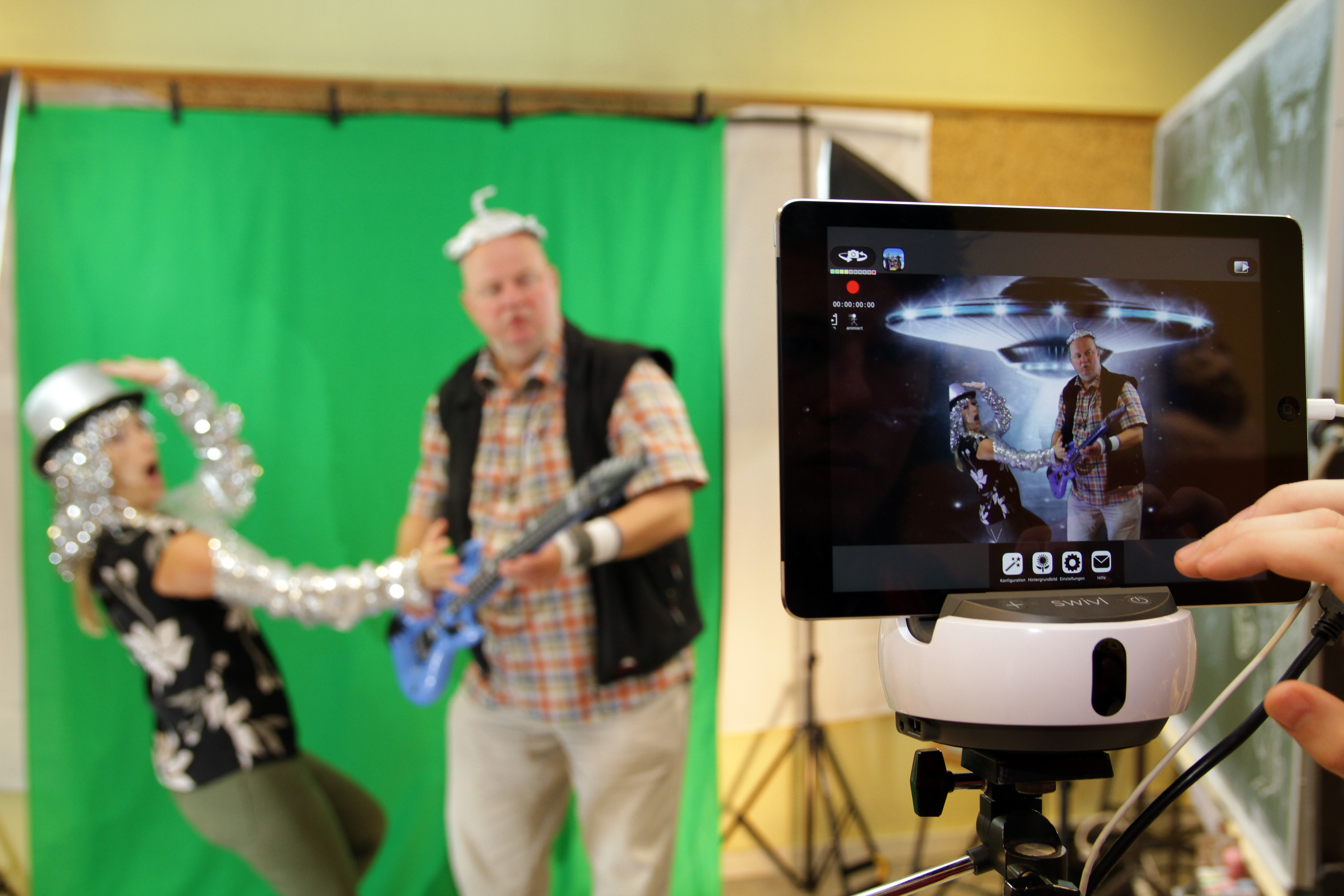 Aufbruch in fremde Welten: Fotos vor der Greenscreen-Leinwand zeigen die Möglichkeiten digitaler Technik auf.