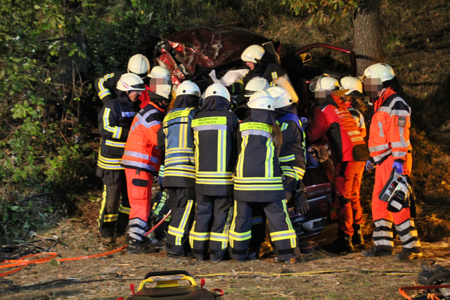 Der Patient kann aus dem Auto gehoben werden.