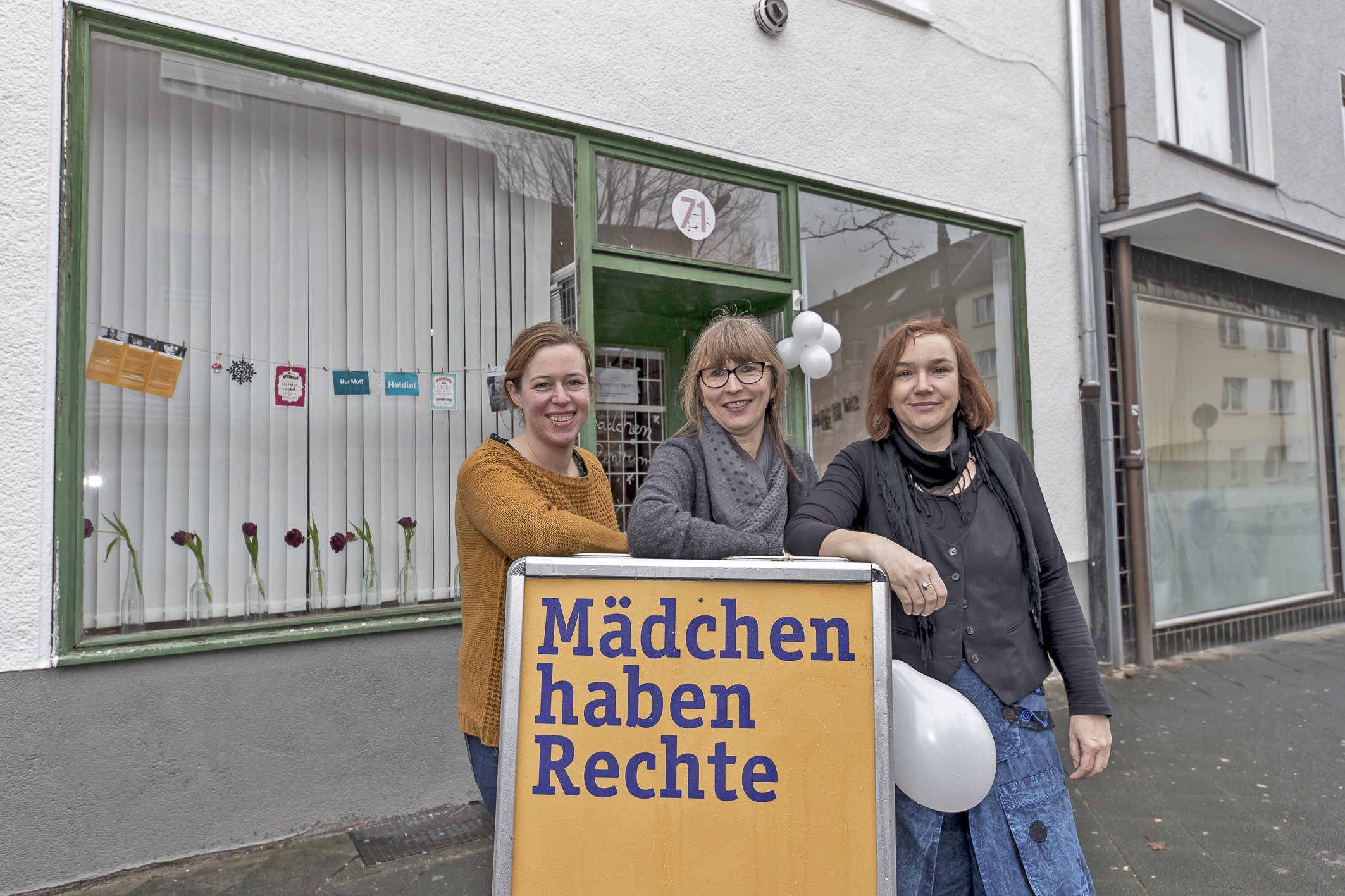 Das Team des Mädchenzentrums freut sich, an der Schalker Straße 71 seit kurzem einen Raum für Mädchen bieten zu können. Hier gibt es Angebote wie offene Sprechstunden für Mädchen in akuten Krisen oder mit Fragen zu beruflichen oder schulischen Perspektiven sowie Zeiten der „Offenen Tür“ mit der Möglichkeit zum Quatschen und Austausch bei Tee und Kaltgetränken. Foto: Gerd Kaemper