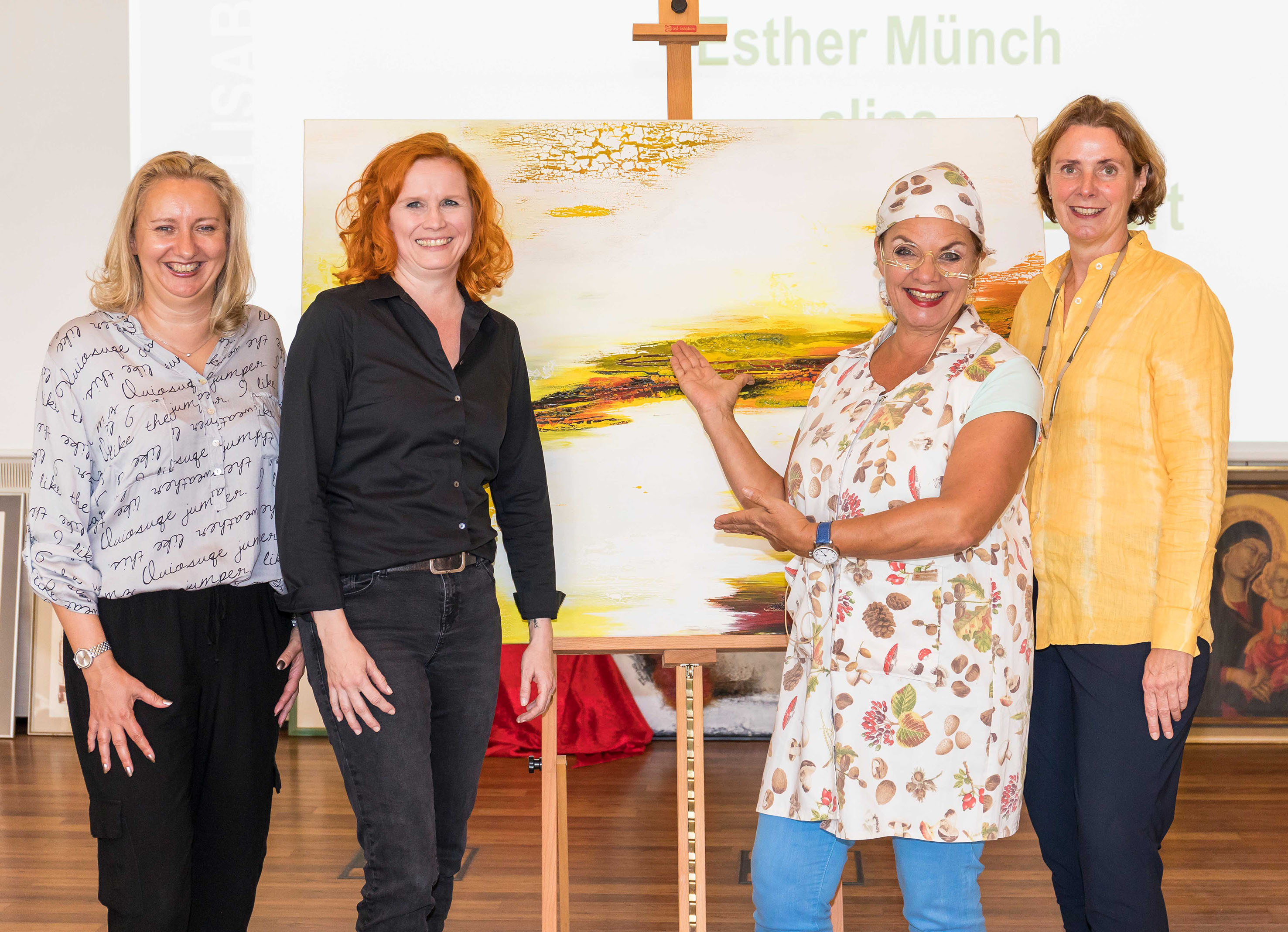 Humorvoller Abend im St. Anna Hospital. Sabine Edlinger (r.), Mitglied der Geschäftsleitung der St. Elisabeth-Gruppe, veranstaltete zusammen mit Claudia Uhrig (l.), Mitarbeiterin im Sekretariat der Geschäftsleitung, Melanie Solbach (2.v.l.), Empfangsmitarbeiterin im St. Anna-Hospital, und der Kabarettistin Esther Münch (2.v.r.) die erfolgreiche Bilderauktion für den guten Zweck.