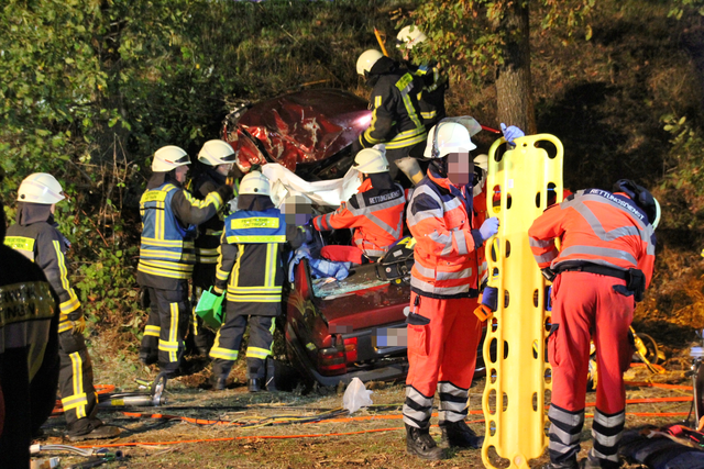 Kurz vor der Befreiung aus dem Unfallwagen wird der Weitertransport vorbereitet.