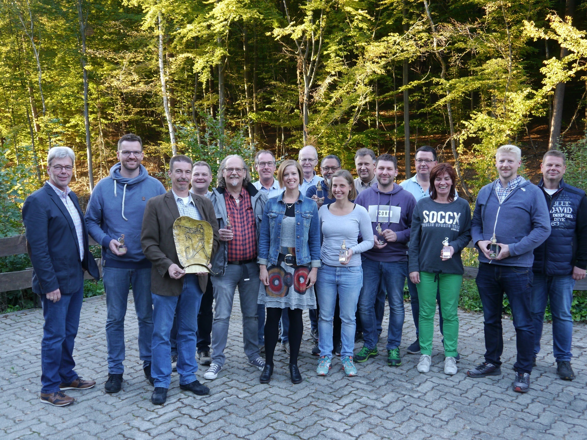 So sehen die Sieger aus (v.l.): Ulrich Risse, Patrick Beule, Dirk Panknin, Veit Mörchen, Günther Bretz, Achim Förster, Vanessa Drepper, Herbert von Canstein, Claude Jolly, Claudia Masuth, Gernot Blache, Jörg Stein, Achim Lübben, Sabine Klarholz, Jens Kipar und Michael Severin.
