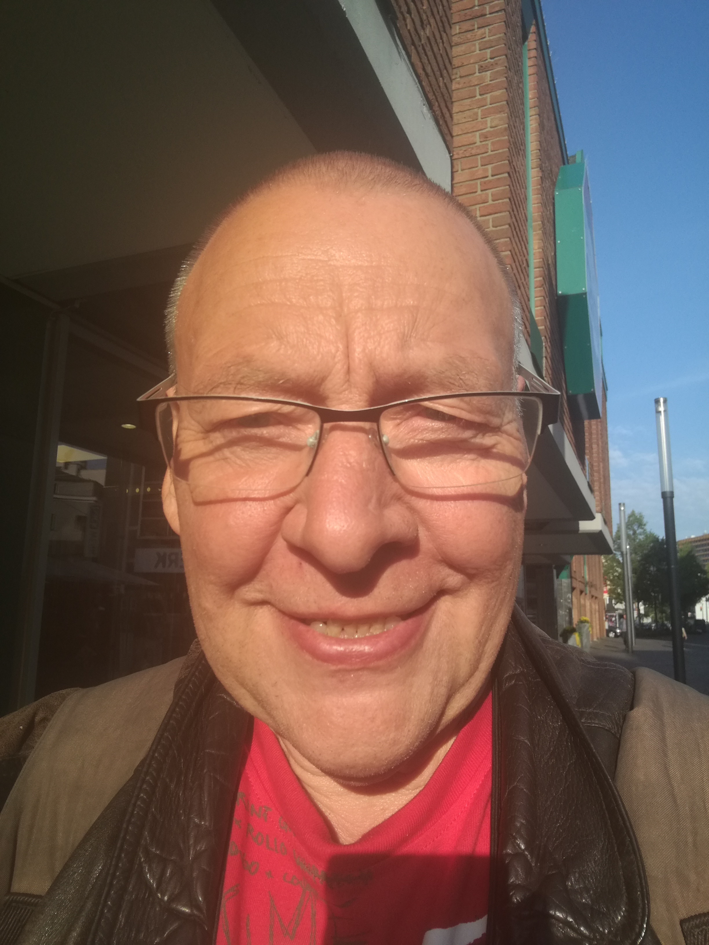 Bernd E. Becker ist heute im wohlverdienten Ruhestand, obwohl: Das Schreiben ließ ihn nie wieder los und wenn er heute mit Bus und Bahn durch das Revier fährt, sind Schreibblock und Stift seine treuen Begleiter.
Foto: Privat