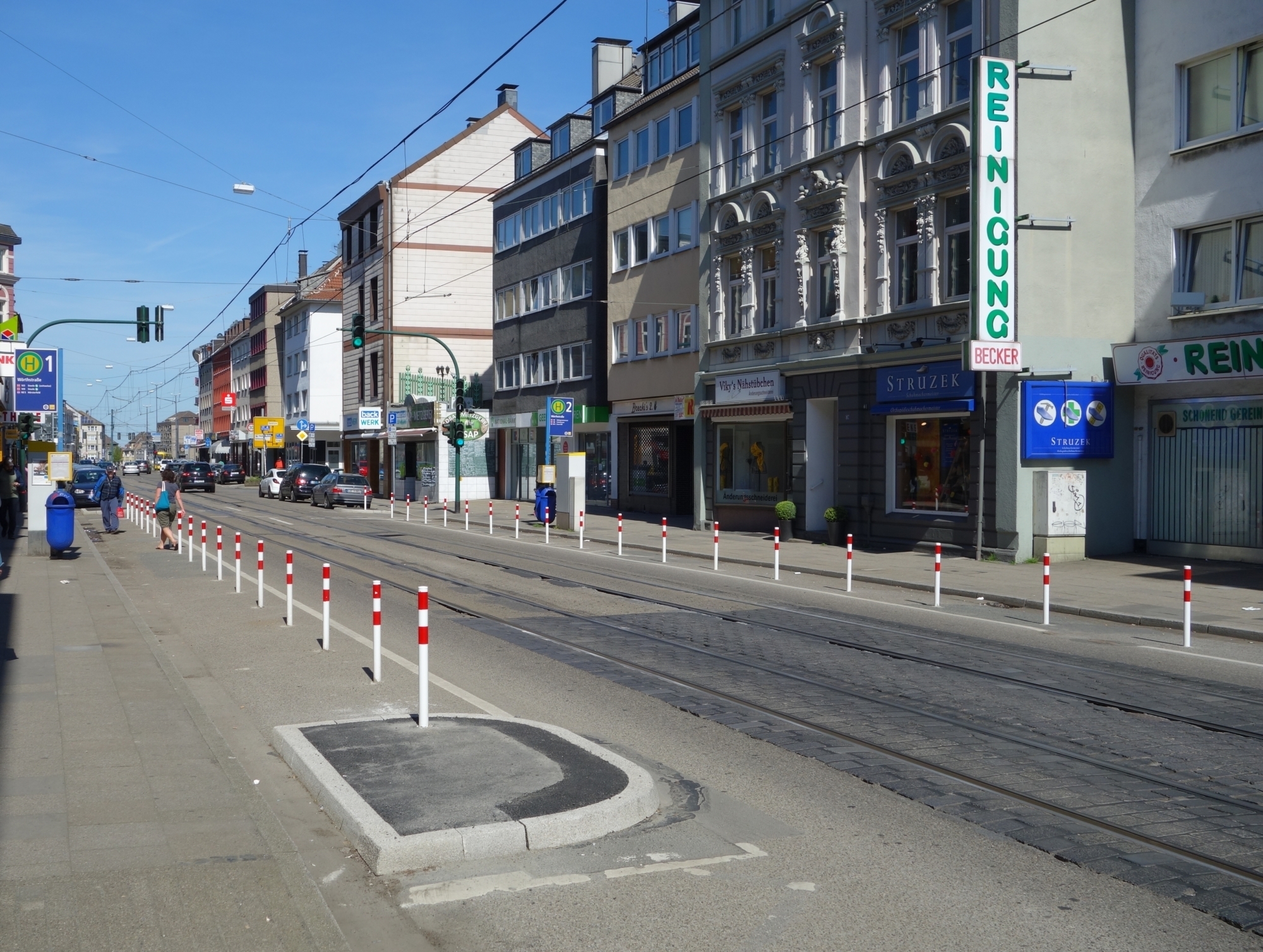 Die Haltestelle Wörthstraße soll 2019 umgebaut werden – die SPD-Politiker, die sich seit 2012 dafür einsetzen, freut's.