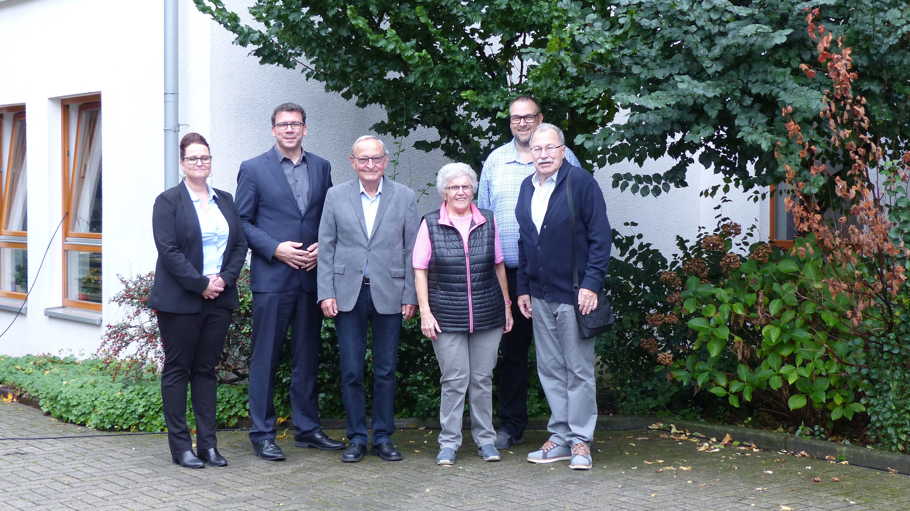 Über den Doppelgeburtstag beim DRK freuen sich (v.l.): Sandra Owald (Wohnpark), Dr. Martin Krause (Geschäftsführer), Karl Peter Greiff (Aufsichtsrat), Magdalene Sonnenschein (Vorstand), Jörg Clewemann (Sozialstation) und Karl Luigs (Aufsichtsrat).