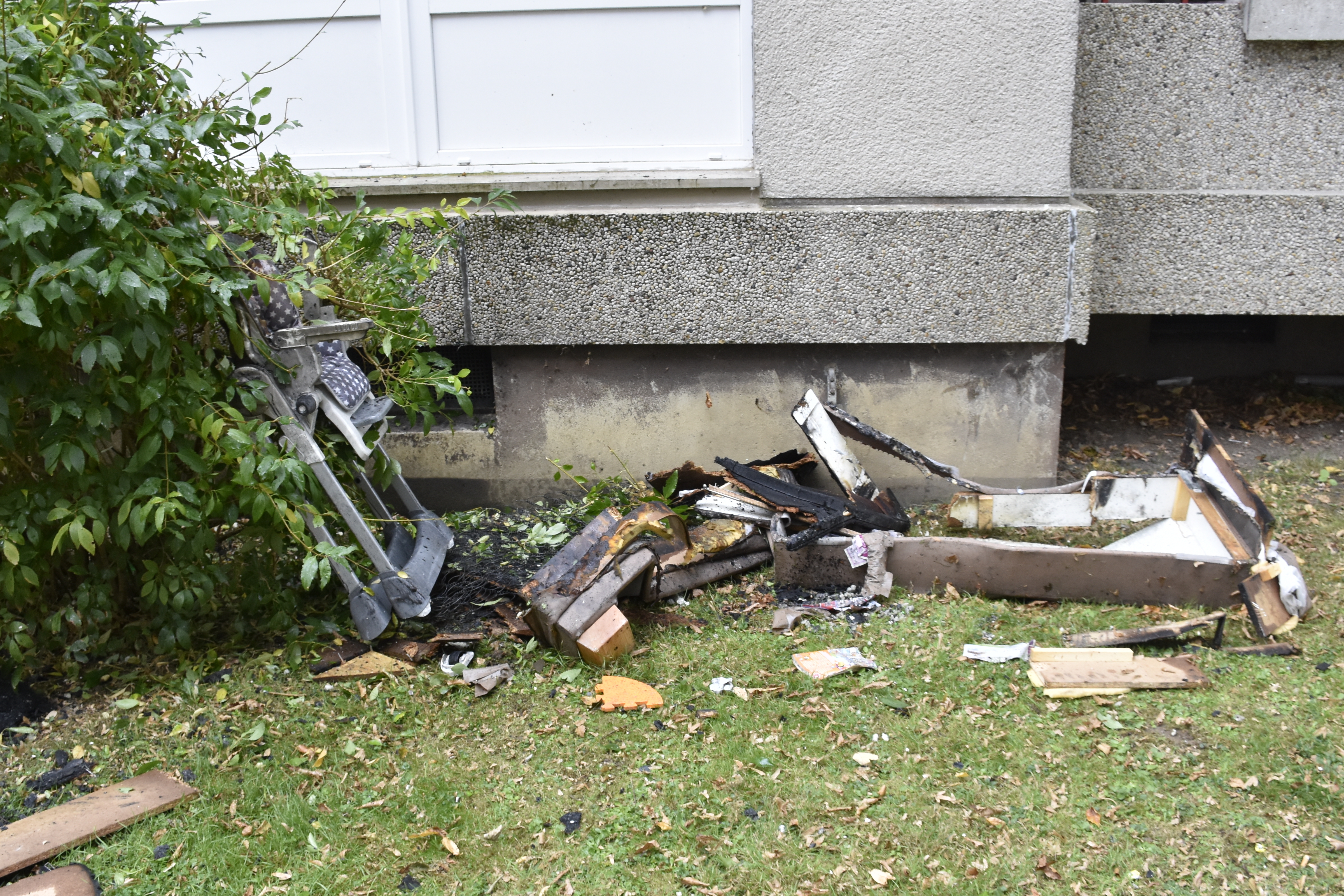 Das Brandgut unter dem Fenster der betroffenen Wohnung wirkt zwar harmlos, die Mieterin hätte bei dem Feuer aber fast ihr Leben verloren.