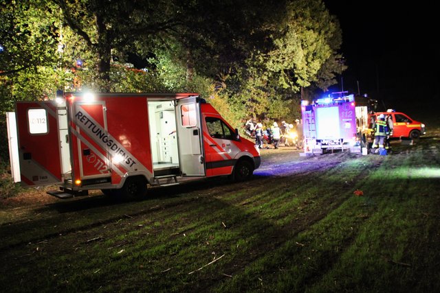Einsatzfahrzeuge auf dem Feld an der Einsatzstelle.