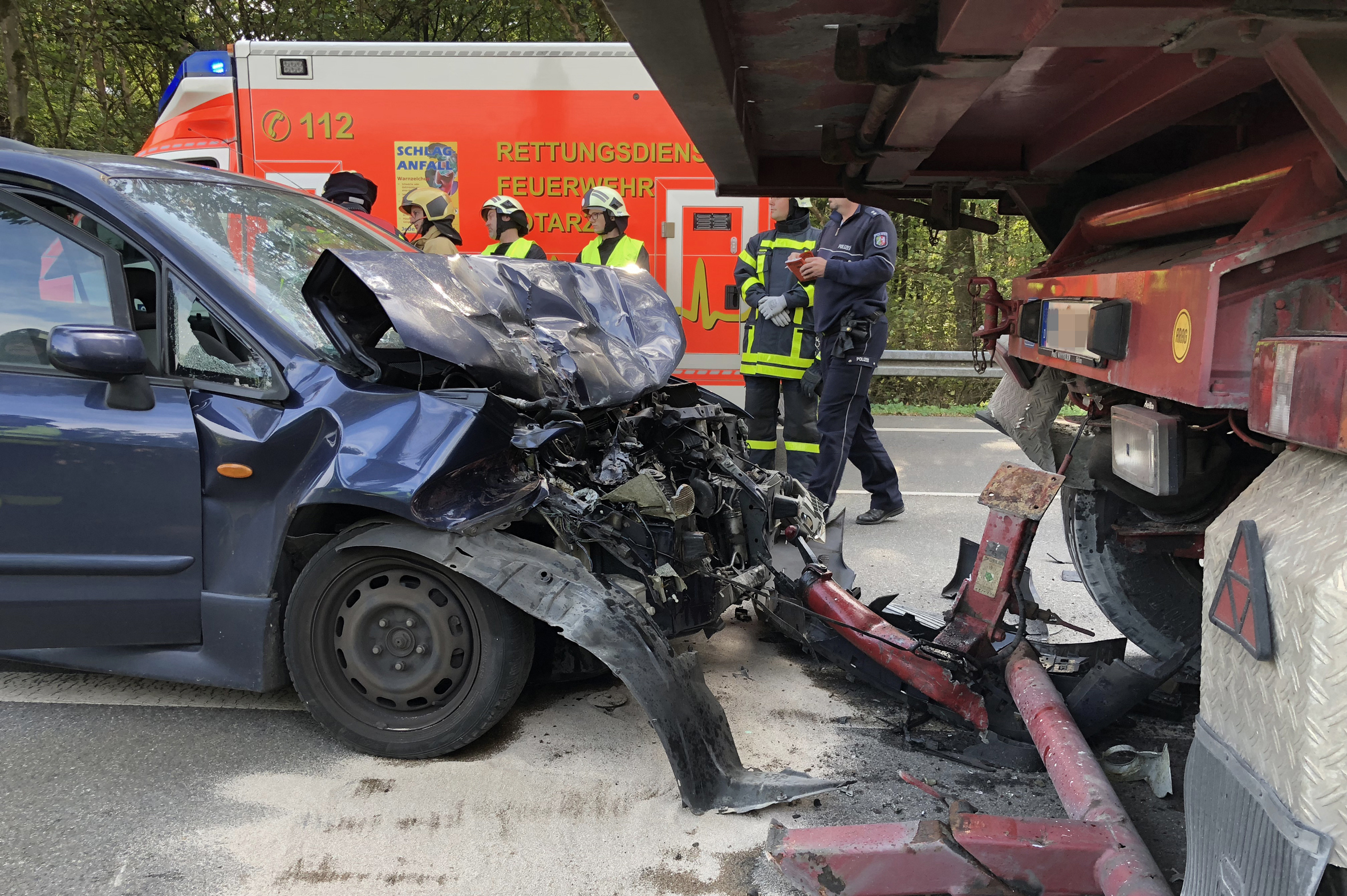 Auf dem "Marler Damm" war es zu einer Kollision zwischen einem Lkw und Pkw gekommen, in dessen Verlauf eine Person schwer verletzt wurde.