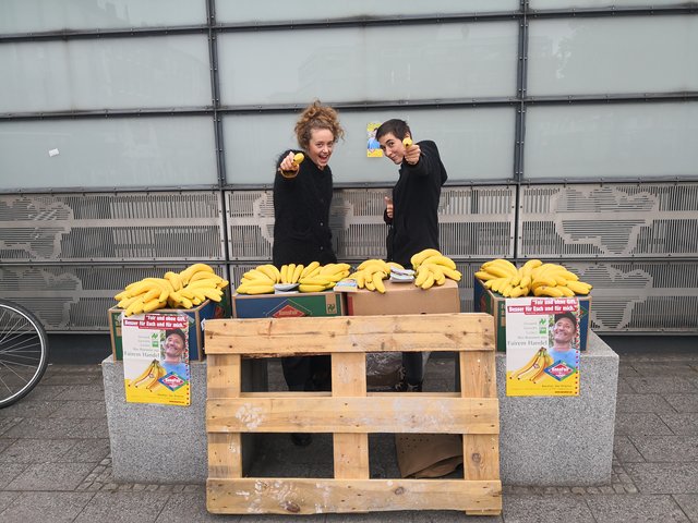 Nur eine von zehn in Deutschland angebotenen Bananen stammt aus Fairem Handel. Darauf machten am Banana Fairday vor gut einer Woche Hanna Sander (l.) und Eda Oetjen von der Universität Witten/Herdecke mit ihrem Stand vor dem Rathaus aufmerksam.