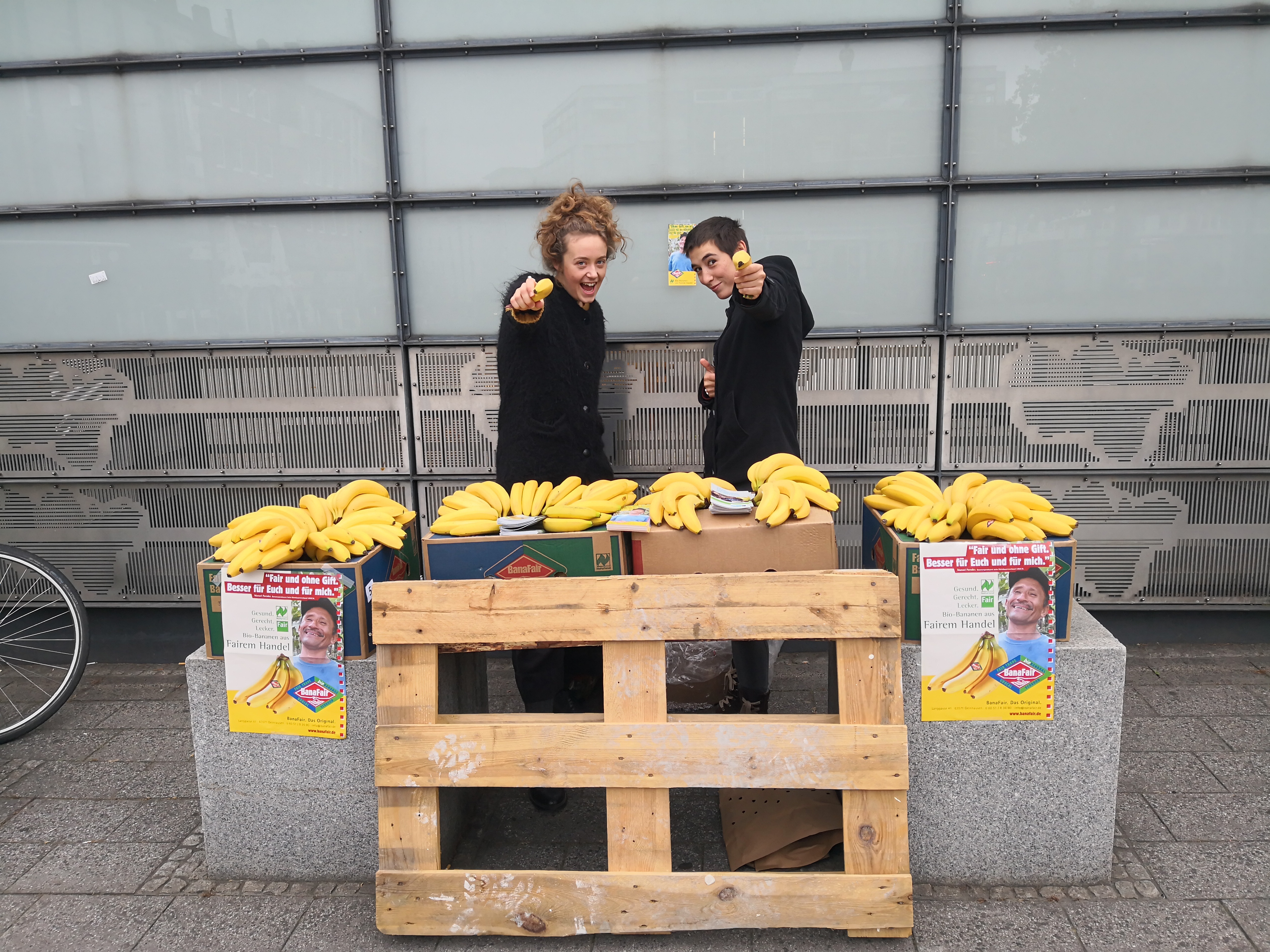 Nur eine von zehn in Deutschland angebotenen Bananen stammt aus Fairem Handel. Darauf machten am Banana Fairday vor gut einer Woche Hanna Sander (l.) und Eda Oetjen von der Universität Witten/Herdecke mit ihrem Stand vor dem Rathaus aufmerksam.