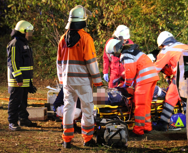 Medizinische Versorgung des Verunglückten.