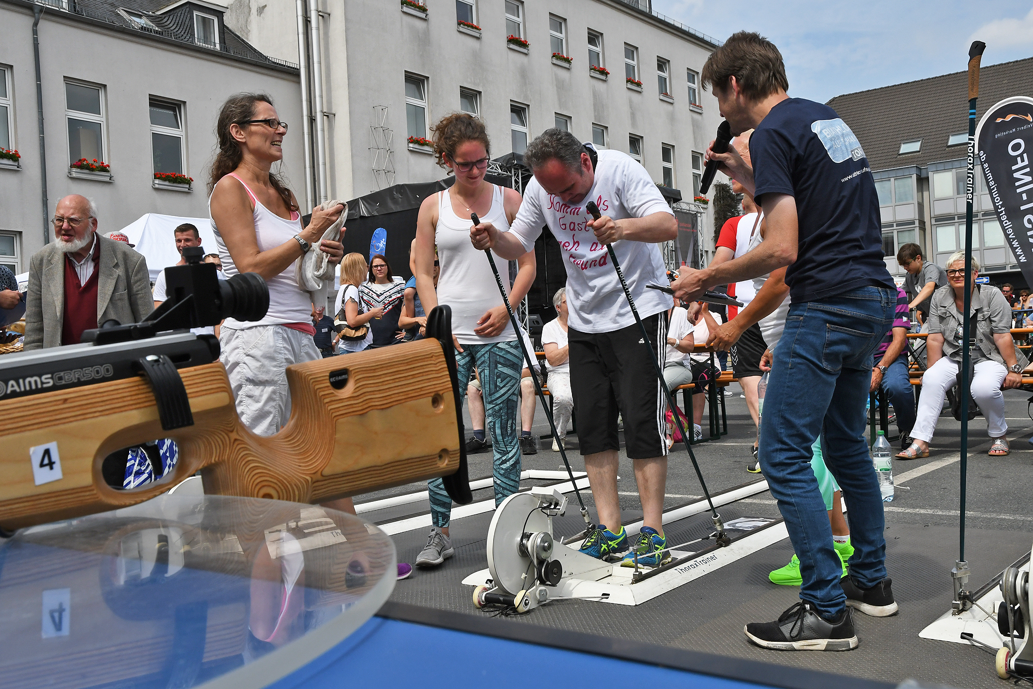Die erste Biathlon-Stadtmeisterschaft in Velbert fand mitten im Hochsommer auf dem Rathausplatz statt. Mit Thoraxtrainern wurden die Armbewegungen des Ski-Langlaufes simuliert. Nach der "400 Meter-Strecke" ging es an die Laser-Gewehre.