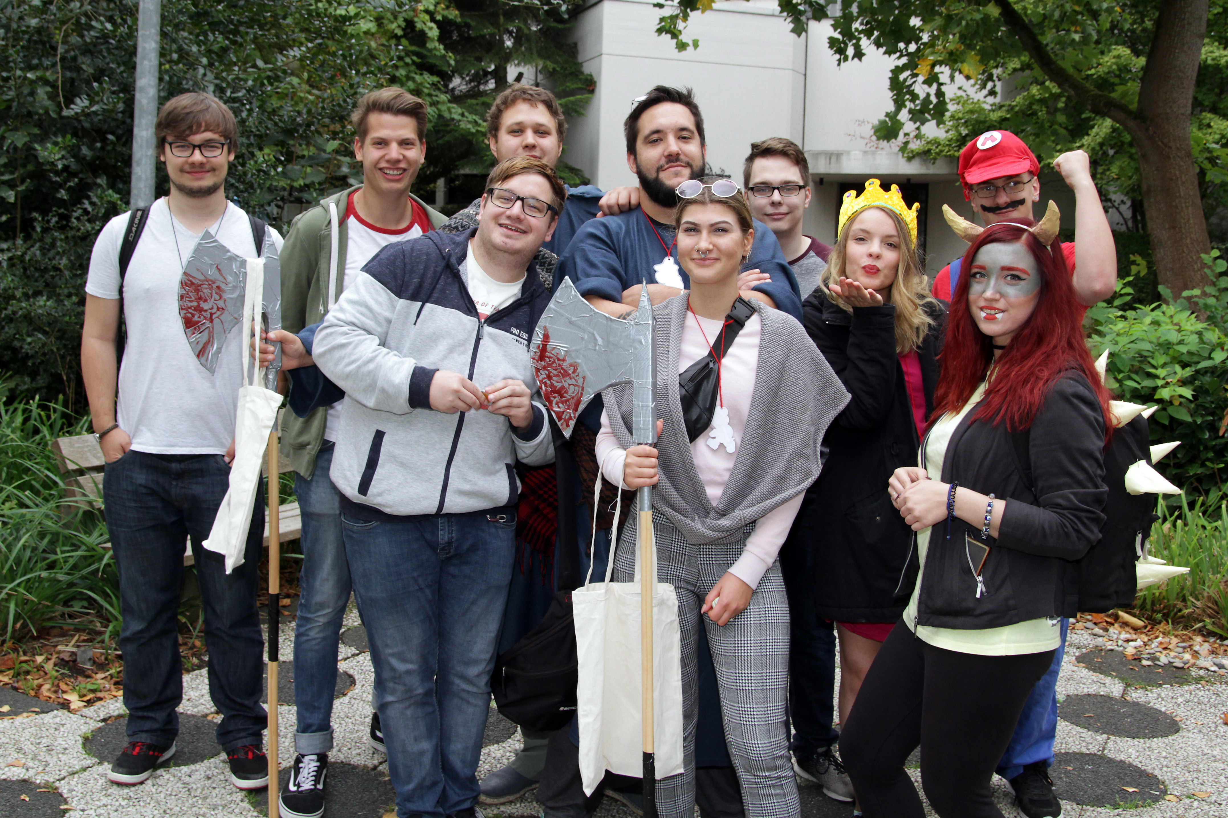 Schüler spielen Super Mario als Rollenspiel.
