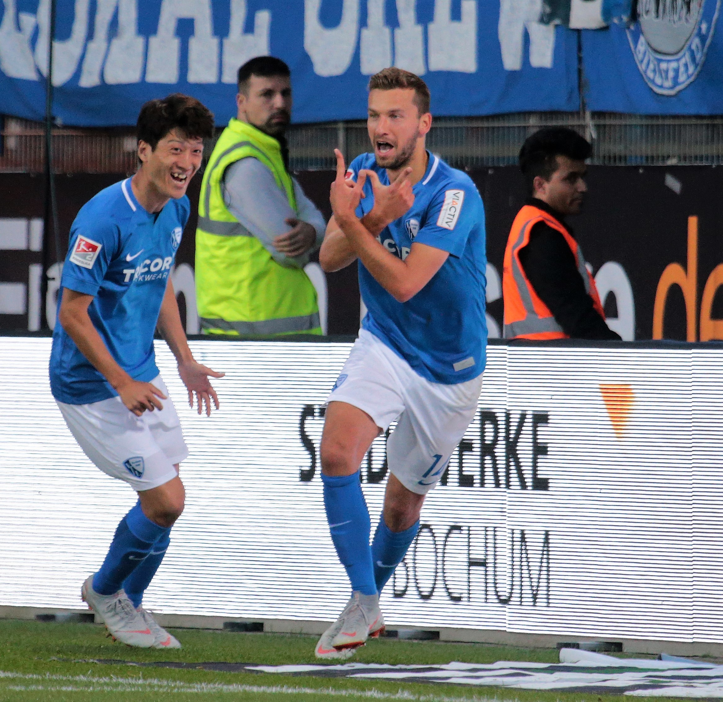 Tom Weilandt bejubelt sein Tor gegen Bielefeld, Chung Yong Lee freut sich mit. Foto: Molatta