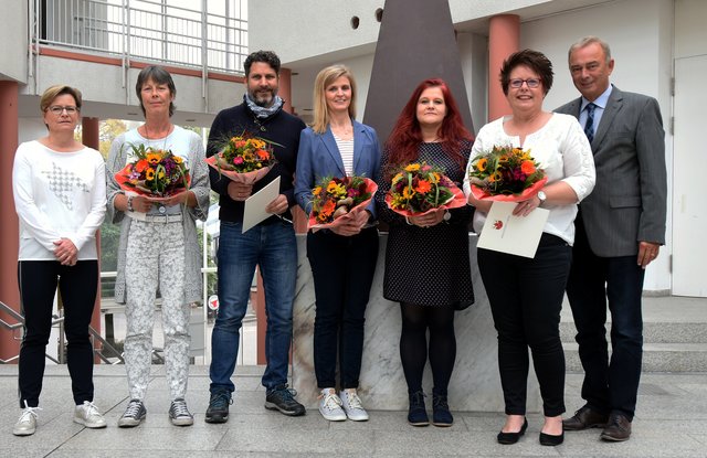 Annette Schmidt vom Personalrat (l.) und Bürgermeister Werner Kolter (r.) gratulierten (v. l.) Antje Röhle-Gutsche, Helger Bitter, Christiane Wiesner, Ines Viertmann und Marlies Dopatka-Fiene.