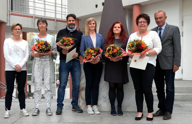 Annette Schmidt vom Personalrat (l.) und Bürgermeister Werner Kolter (r.) gratulierten (v. l.) Antje Röhle-Gutsche,  Helger Bitter, Christiane Wiesner, Ines Viertmann und Marlies Dopatka-Fiene﻿. | Foto: Kreisstadt Unna