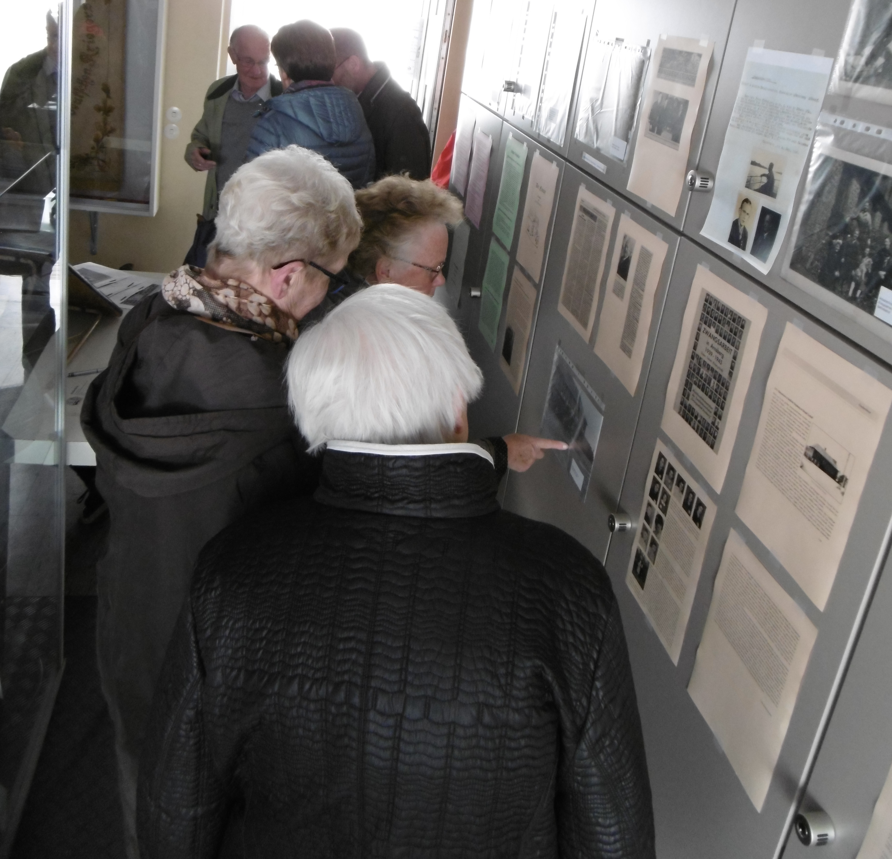 Besucher in der kleinen aber interessanten Ausstellung