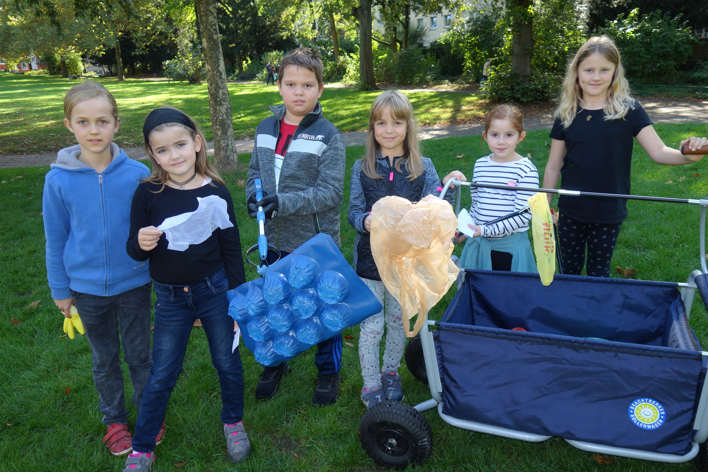 Das liegt alles im Westpark: "Tödliches" ... Entsetzen bei v. li. Marlene, Katharina, Philipp, Elisa, Pauline, Mila. Foto: Schattberg