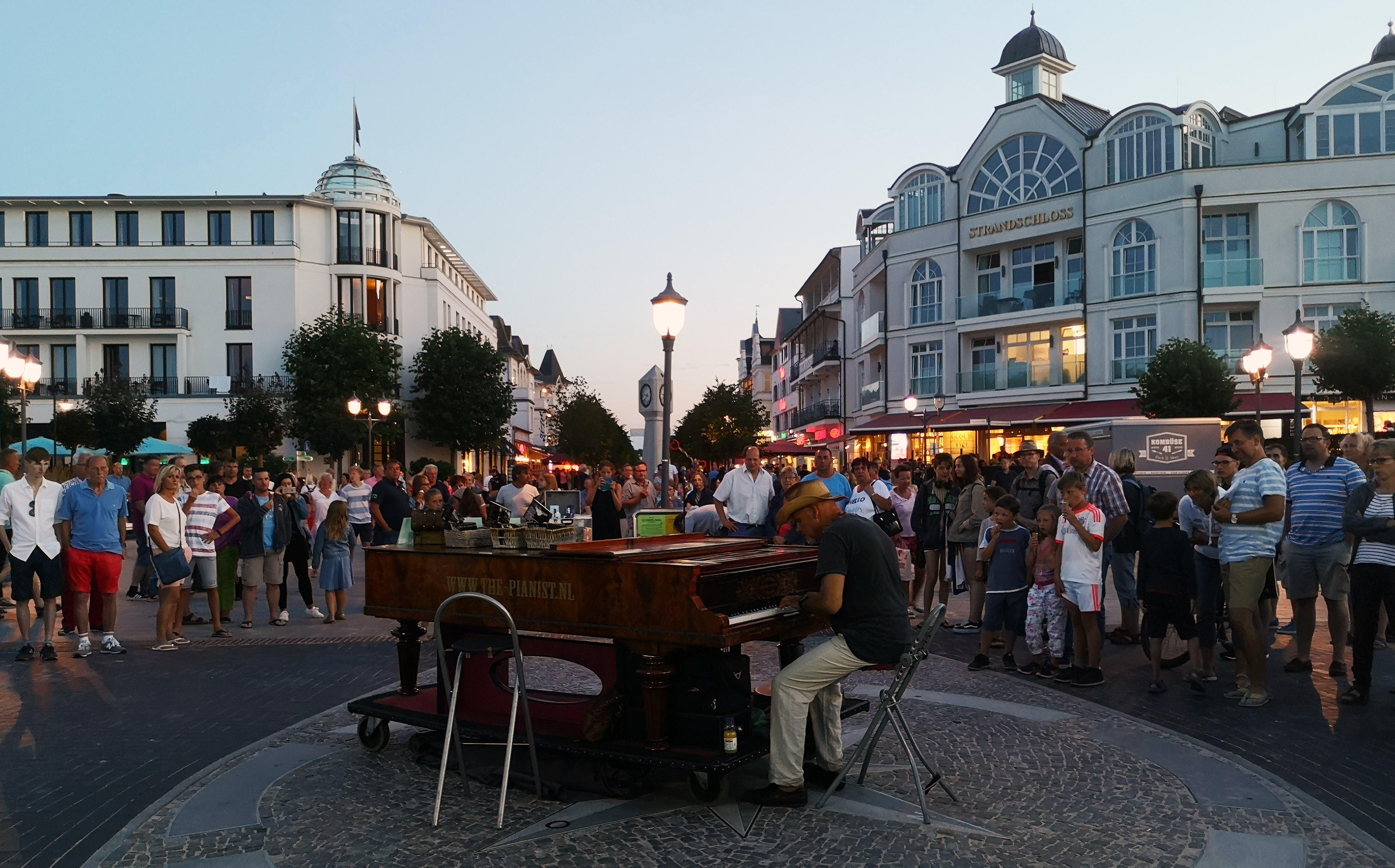 Einfach bezaubernd! Street Pianist Marcel Kuipers spielt Pop, Jazz und Klassik im "Easy Listening Style".