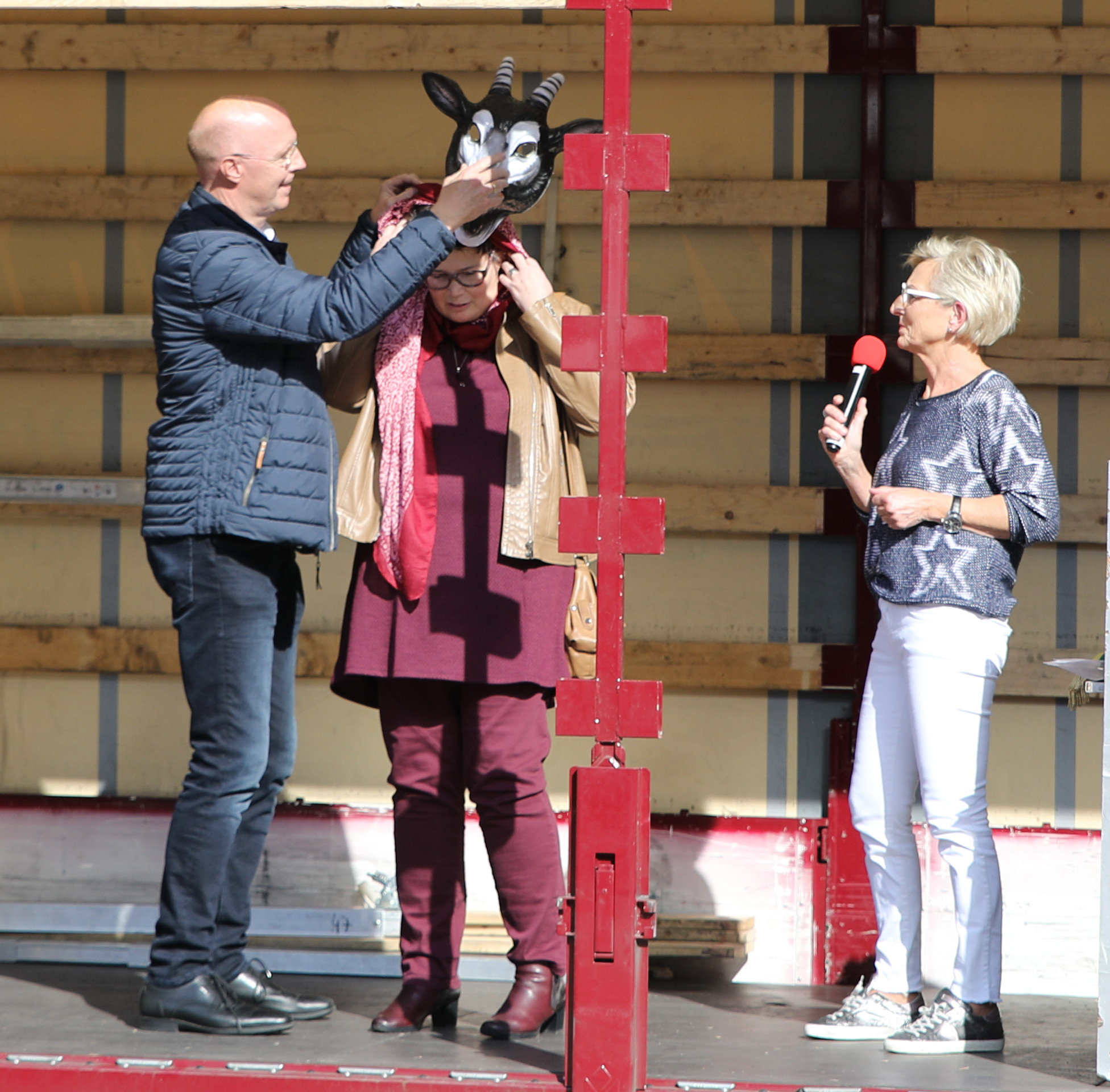 Rheinkönigin Heike Beyer (Mitte), der Reeser Bürgermeister Christoph Gerwers und RWG-Vorsitzende Renate Bartmann (R.)