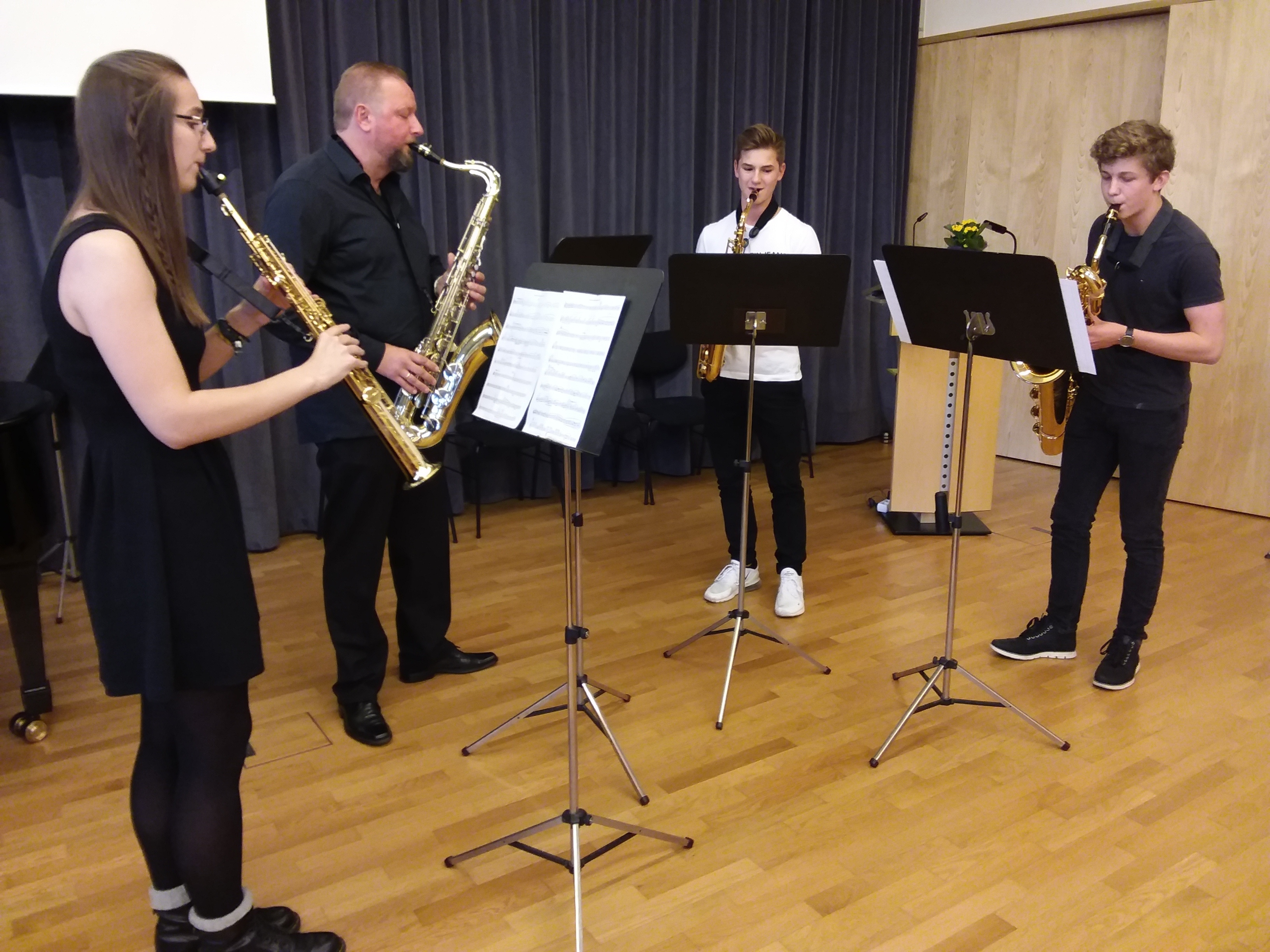 Das Saxophon-Quartett Leonhard Goldbach, Stephan Reinartz, Christian Schulz und Maja Wunderlich spielte Kenechi Masakdos Stück "Images" (Foto: Emons)