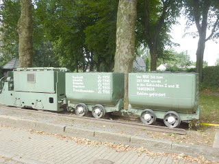 Diese Loren am Eingang der Bergarbeitersiedlung Colonie Wiesche an der Mausegattstraße in Heißen erinnern an die Geschichte des Mülheimer Bergbaus. (Archivfoto: Emons)