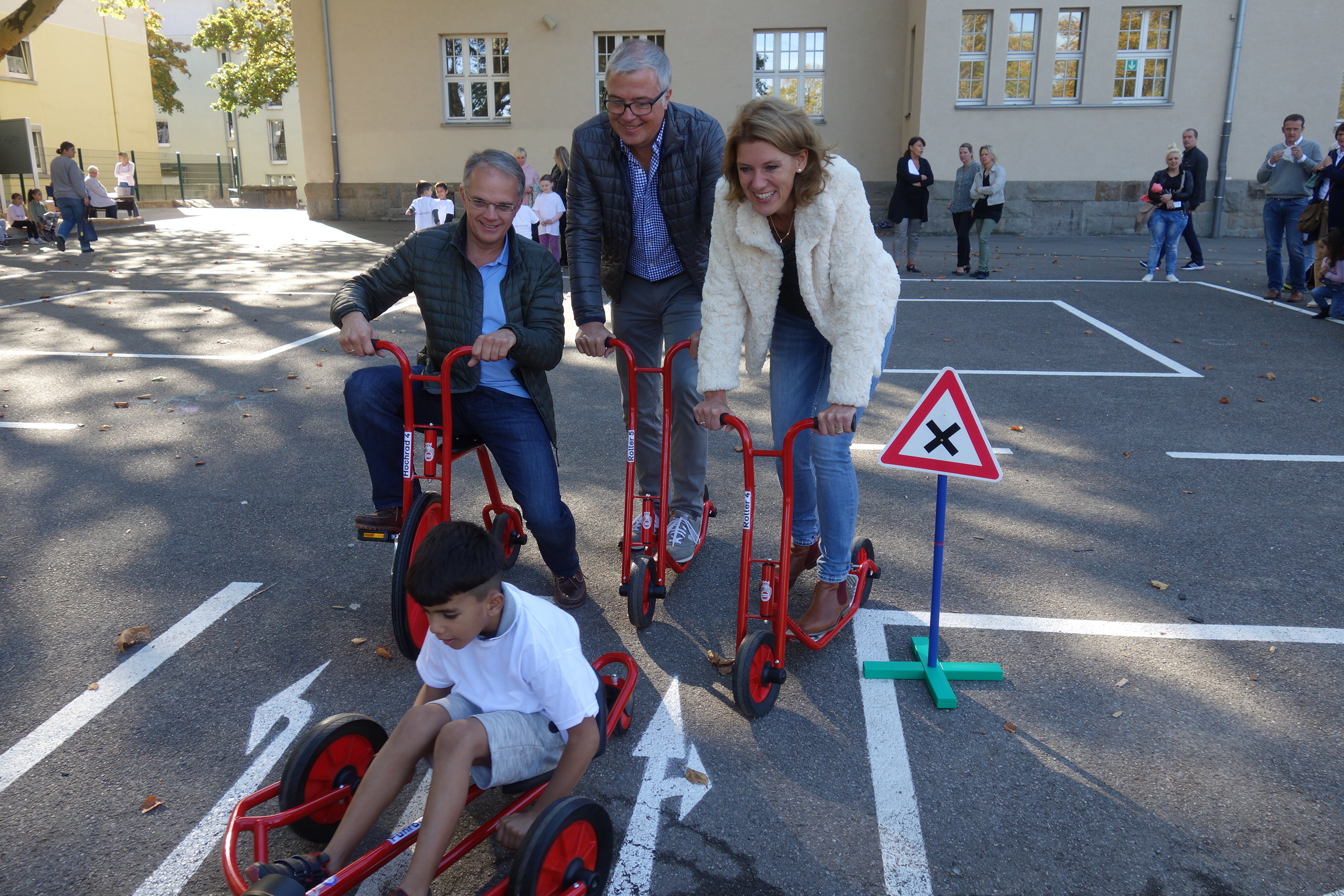 Wer ist schneller: Schüler oder die Rotarier Prof. Dr. Franca Ruhwedel, Christoph Husmann, Stefan Pfeiffer. Foto: Schattberg