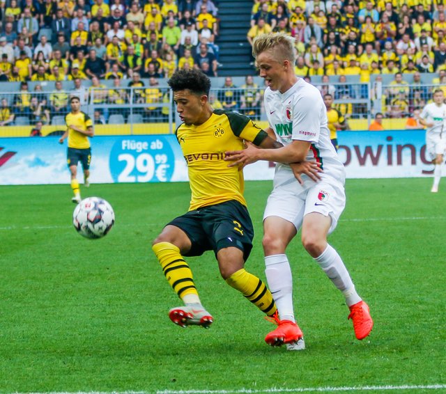 Der FCA um Torschütze Philipp Max (r.) war nah dran, in Dortmund gegen den BVB mindestens einen Punkt mitzunehmen.