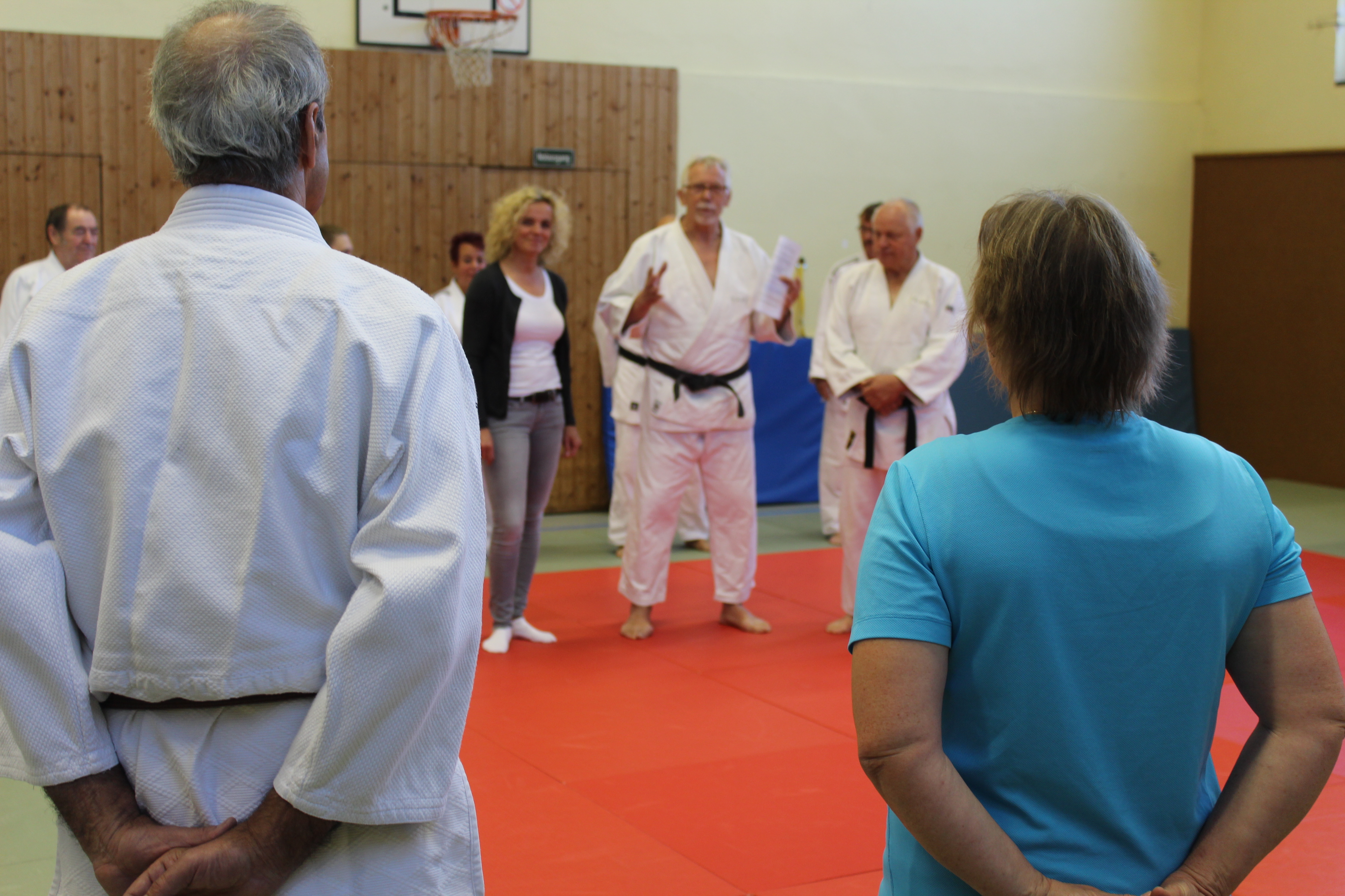 Petra Völker, Geschäftsführerin des Kreissportbundes, und Hans Gondzik für den Halterner Jodo-Club 66, begrüßten jetzt in der Erich-Kästner-Schule die mehr als zwanzig Teilnehmer und Teilnehmerrinnen am Judo-Aktionstag für ältere Menschen.
