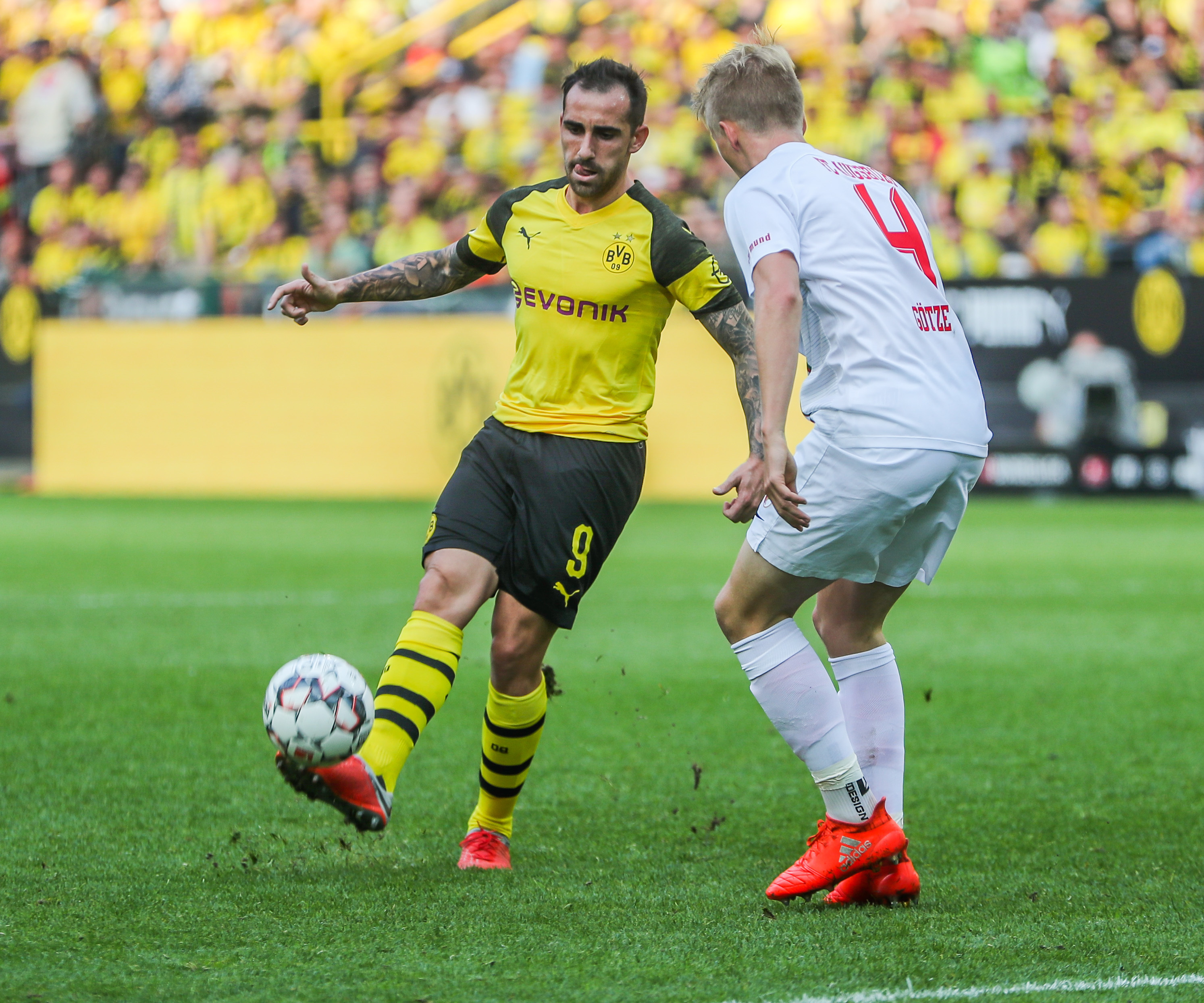 Paco Alcacer von Borussia Dortmund hat Bundesliga-Geschichte geschrieben. Ganz nebenbei verhalf er dem BVB zu einem irren Heimsieg über den FC Augsburg.