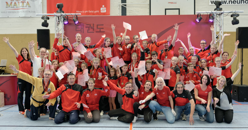 strahlende Gesichter nach einem erfolgreichen Turniertag - Das Team des TuS Ende