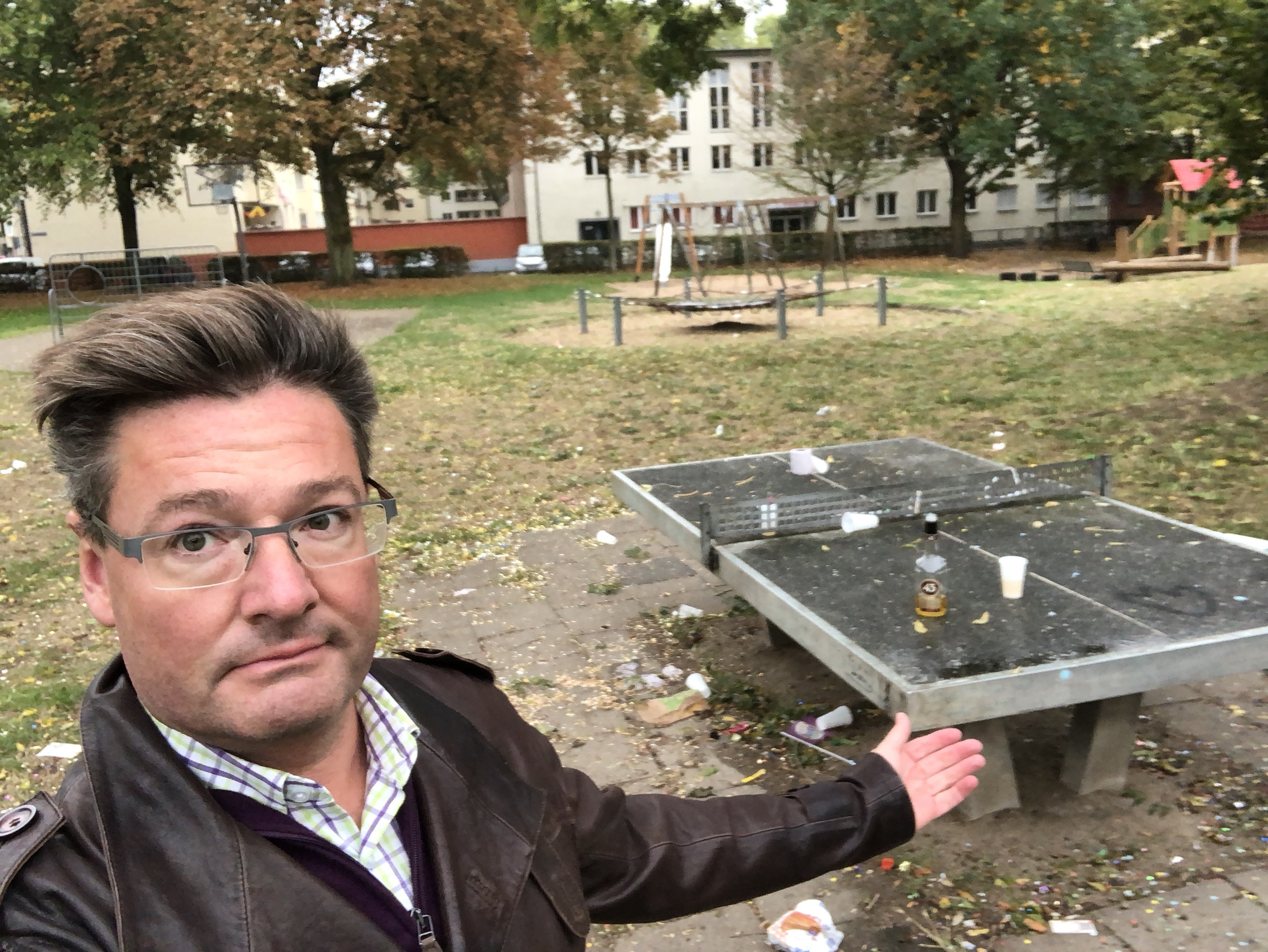 Köln / Zollstock: Bezirksvertreter bemängelt Vandalismus auf dem Spielplatz am Rosenzweigweg: „Müll und leere Schnapsflaschen, dort wo Kinder spielen.“