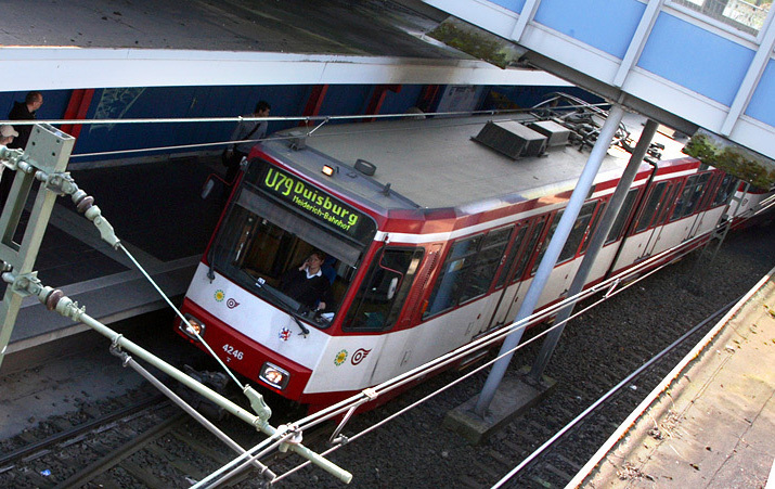 Die U79 an der Haltestelle Sittardsberger Allee.