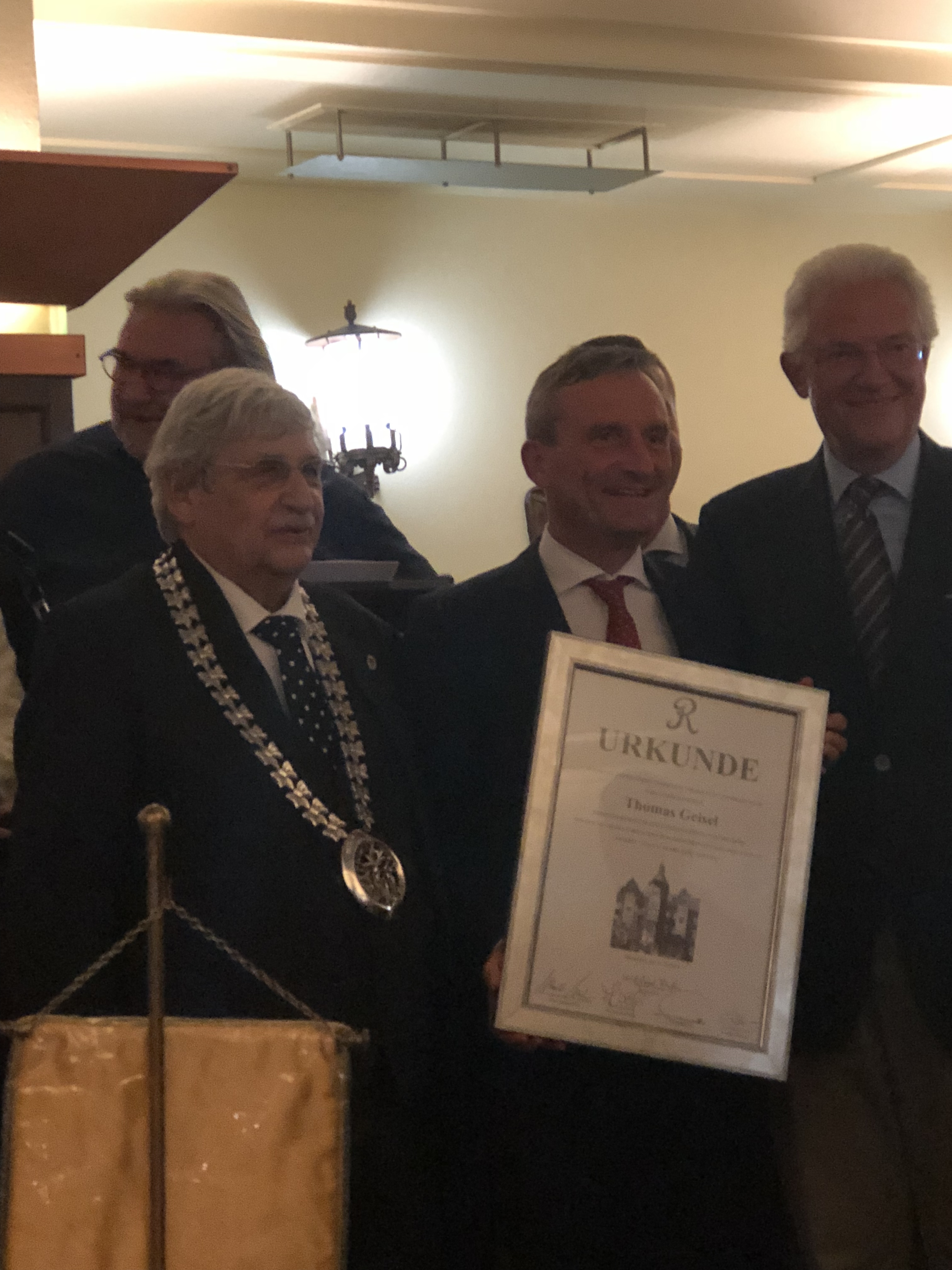 Übergabe der Ehrenurkunde v. l. n. r.: Präsident Kiefer, OB Thomas Geisel, Vizepräsident Dr. C.A. Schade, hinten links: Hauptmann Dietmar Schwabe-Werner