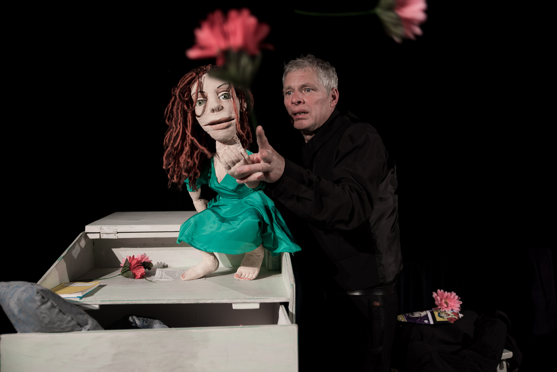 In seiner eigenen Interpretation des "Faust" spürt das Theater Töfte Fragen nach Wahrheit, Verantwortung, Freiheit und Liebe nach und sucht die Grenzen von Gut und Böse in der Geschichte, die nicht immer leicht zu erkennen sind.