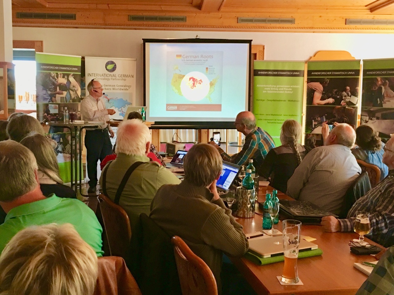 Kent Cutkomp aus Minneapolis stellt die neue Internationale Deutsche Genealogie Partnerschaft in Unna vor.