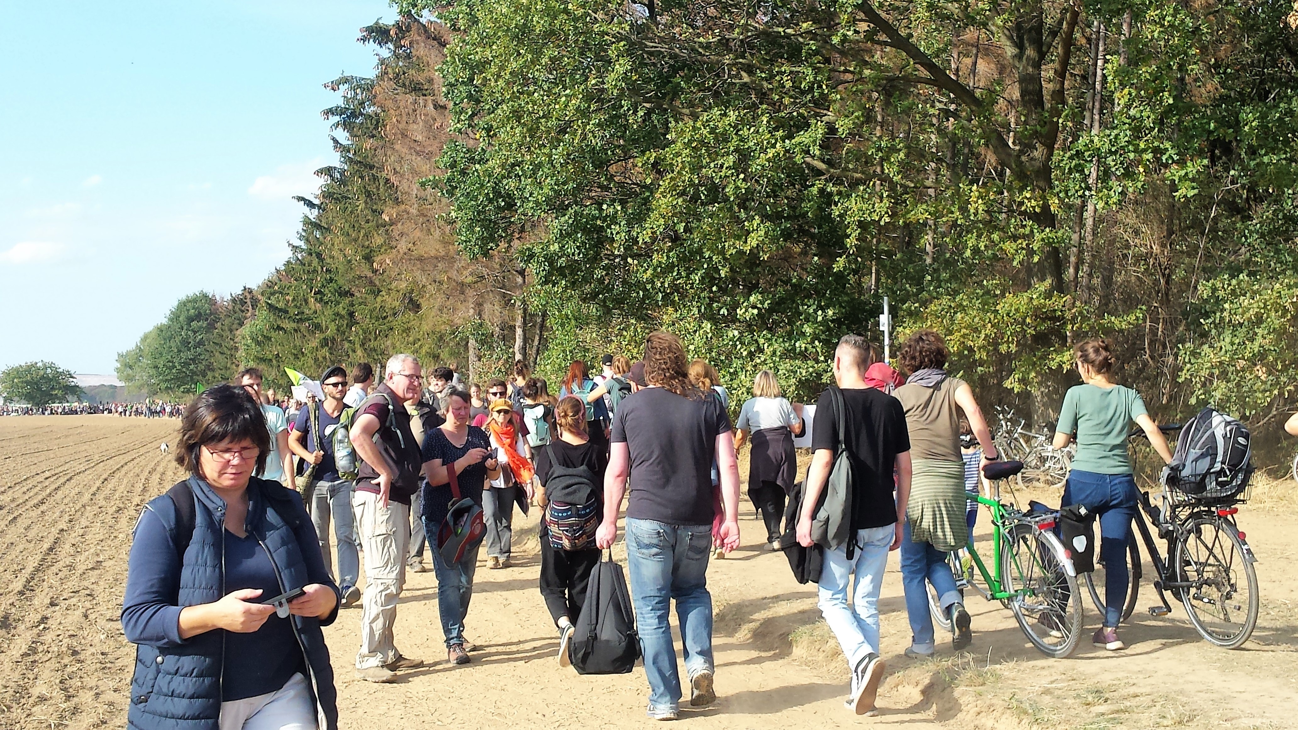 Ein ständiges Kommen und Gehen auf den langen Feldwegen zum Kundgebungsort. Auffallend viele junge Leute und Familien beteiligen sich..