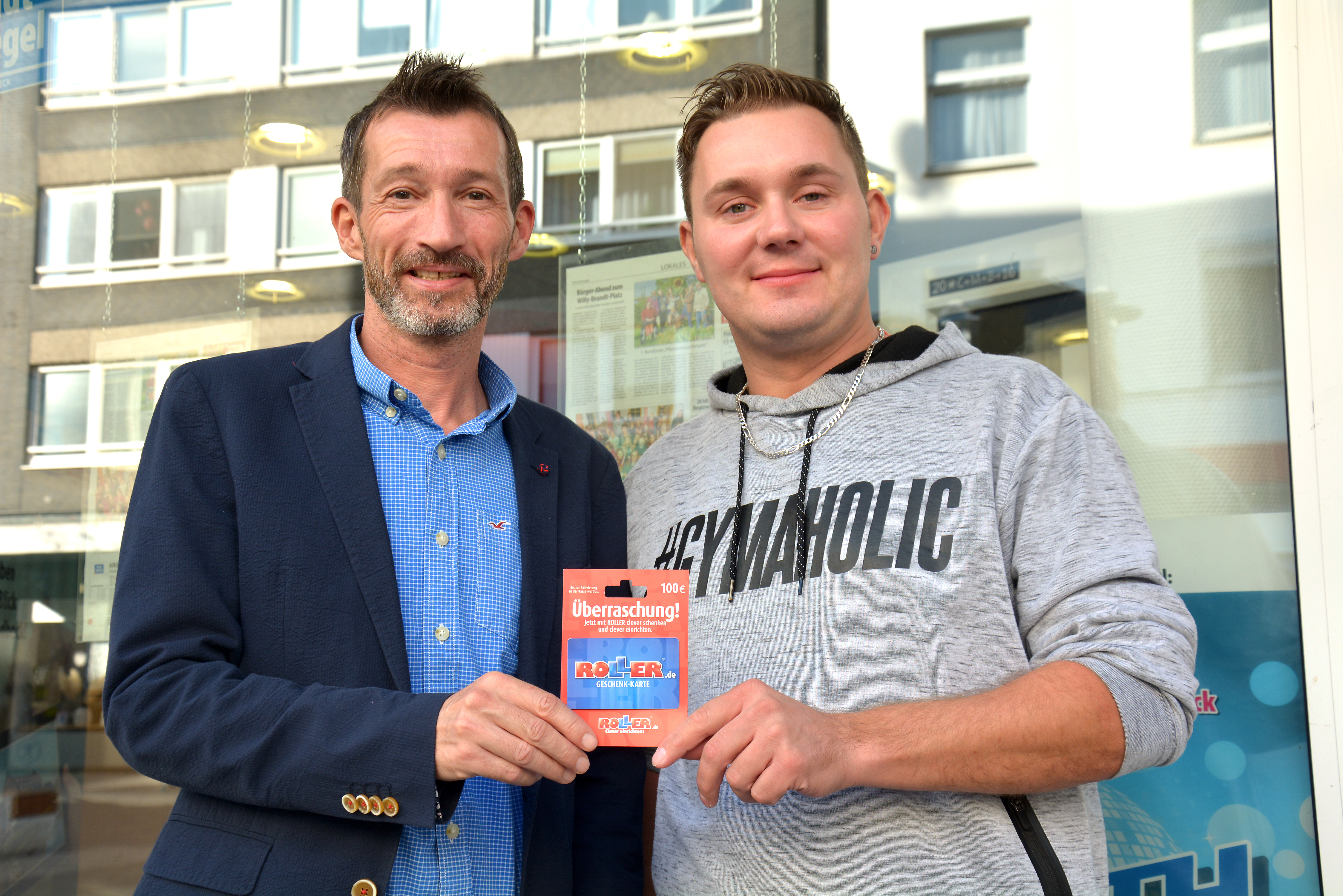 Objektleiter Christian Kuhlmann (links) gratulierte dem Steilpass-Gewinner Udo Kasper und übergab ihm den Roller-Gutschein im Wert von 100 Euro. Foto: Borgwardt