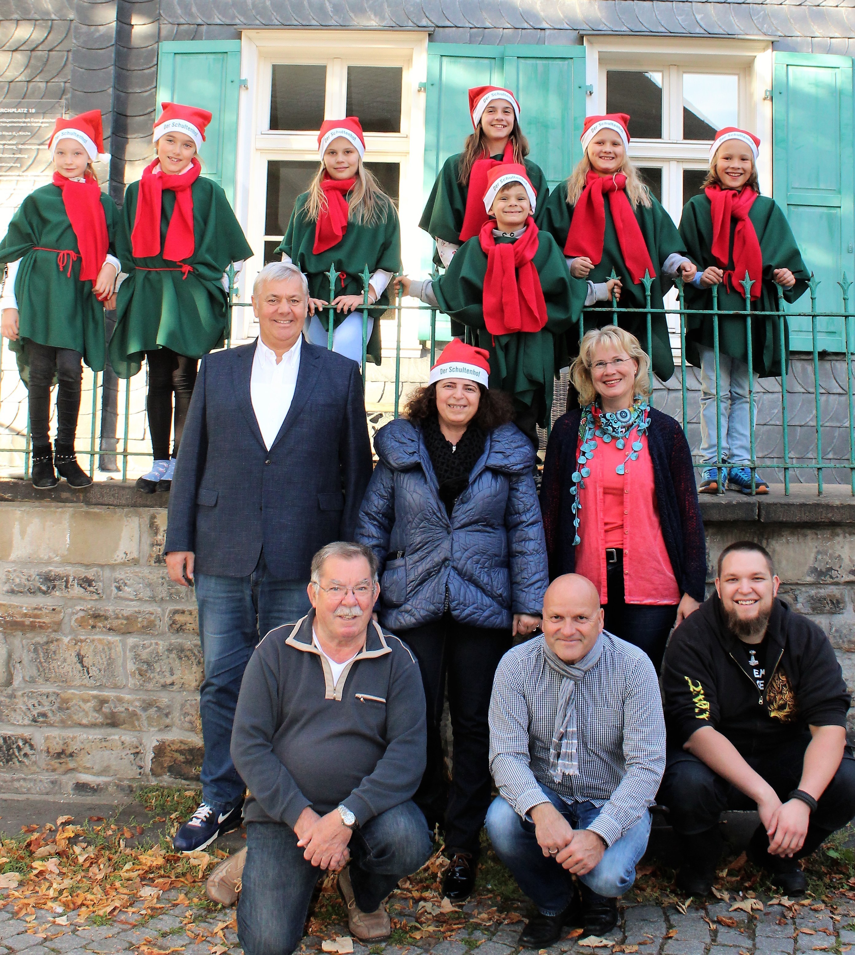 Die ersten dreißig Chöre und Instrumentalisten haben sich bereits angemeldet. Unter ihnen sind die Kinder der Music Factory mit Gabriele Petersen, die Hattinger Sängervereinigung mit Burkhard Kneller, Michael Thierhoff mit dem Ev. Jugendposauenchor Bochum-Linden. Auch die Hattinger Musikschule wird dabei sein – und hoffentlich noch viele andere Akteure. Alfred Schulte-Stade freut sich genauso wie Marketingchef Georg Hartmann und Nicole Nitschke, die die Kostüme näht. Foto: Pielorz