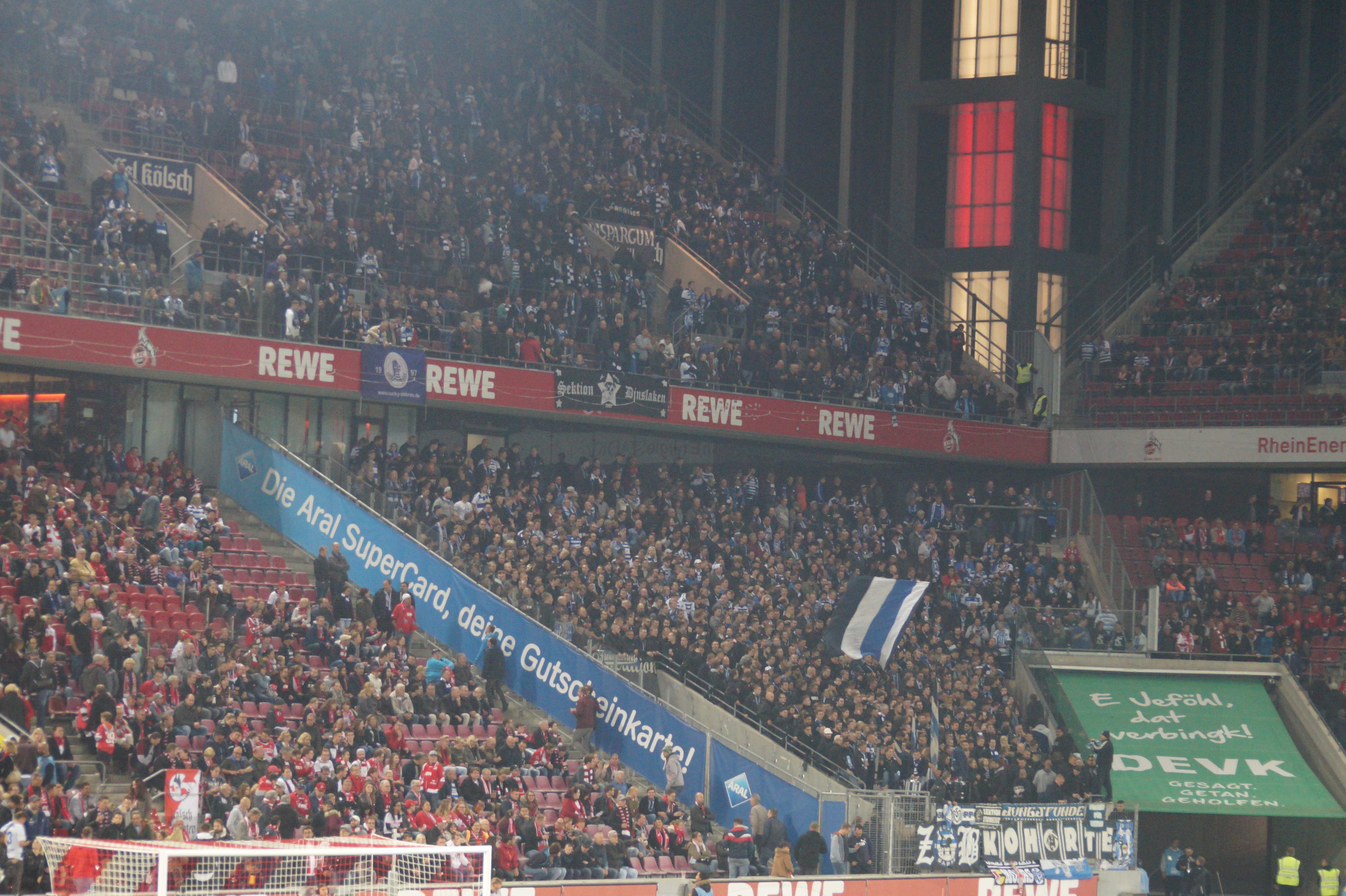 Über 3.000 Fans haben den MSV nach Köln begleitet. Am Ende durften nur sie unter den 49.600 Zuschauern im Stadion jubeln