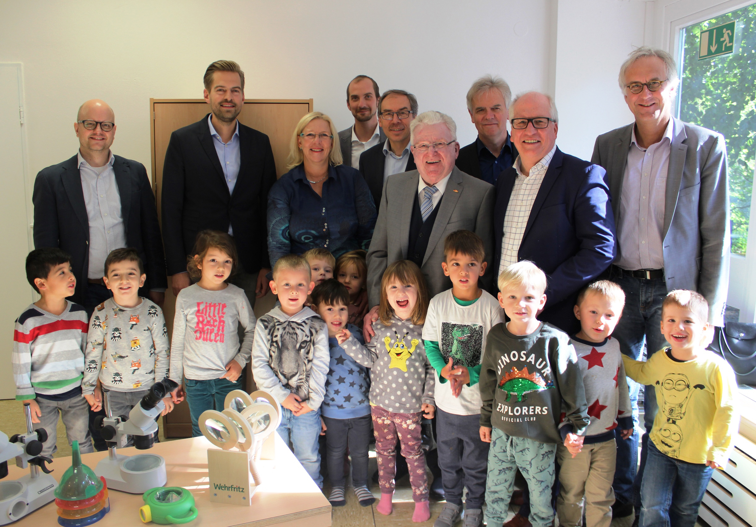 Kita-Leiterin Ute Fleischmann (4.v.r.) freute sich gemeinsam mit dem AWO-Unterbezirksvorsitzenden Wilfried Bartmann und Geschäftsführer Rainer Goepfert (r.) sowie Vertretern der Stadtverwaltung und des Bauvereins über die drei neuen Kita-Gruppen.