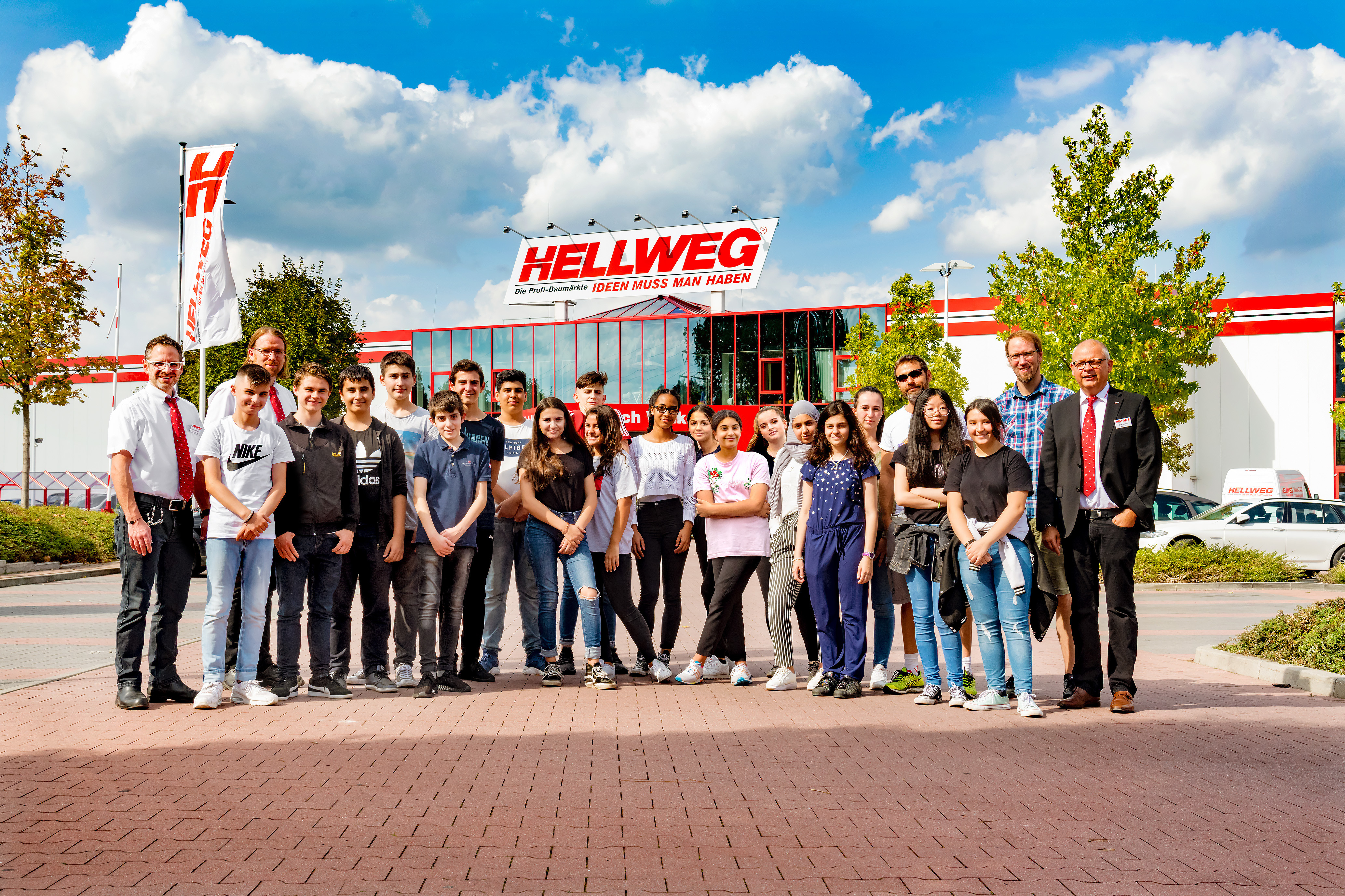 Schüler der Gertrud Bäumer-Realschule informierten sich zum Thema Ausbildung im Bau- und Gartenmarkt Hellweg in Hacheney.