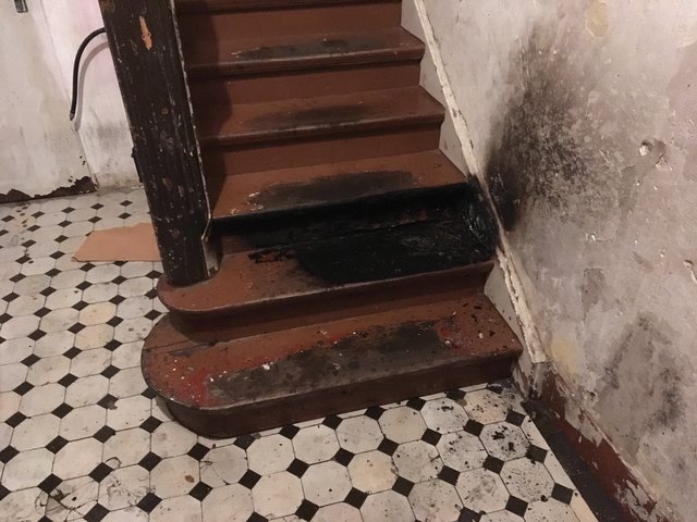 Das Treppenhaus konnte bereits vor Eintreffen der Feuerwehr gelöscht werden.
