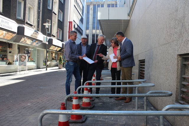 Sie stellten an der Rochusstraße die neuen Standorte der Abstellanlagen in der Altstadt vor: Axel Fritz, Friedhelm Baumgarten, Norbert Höving, Dr. Marianne Scholas und Christoph Tesche (v.l.).