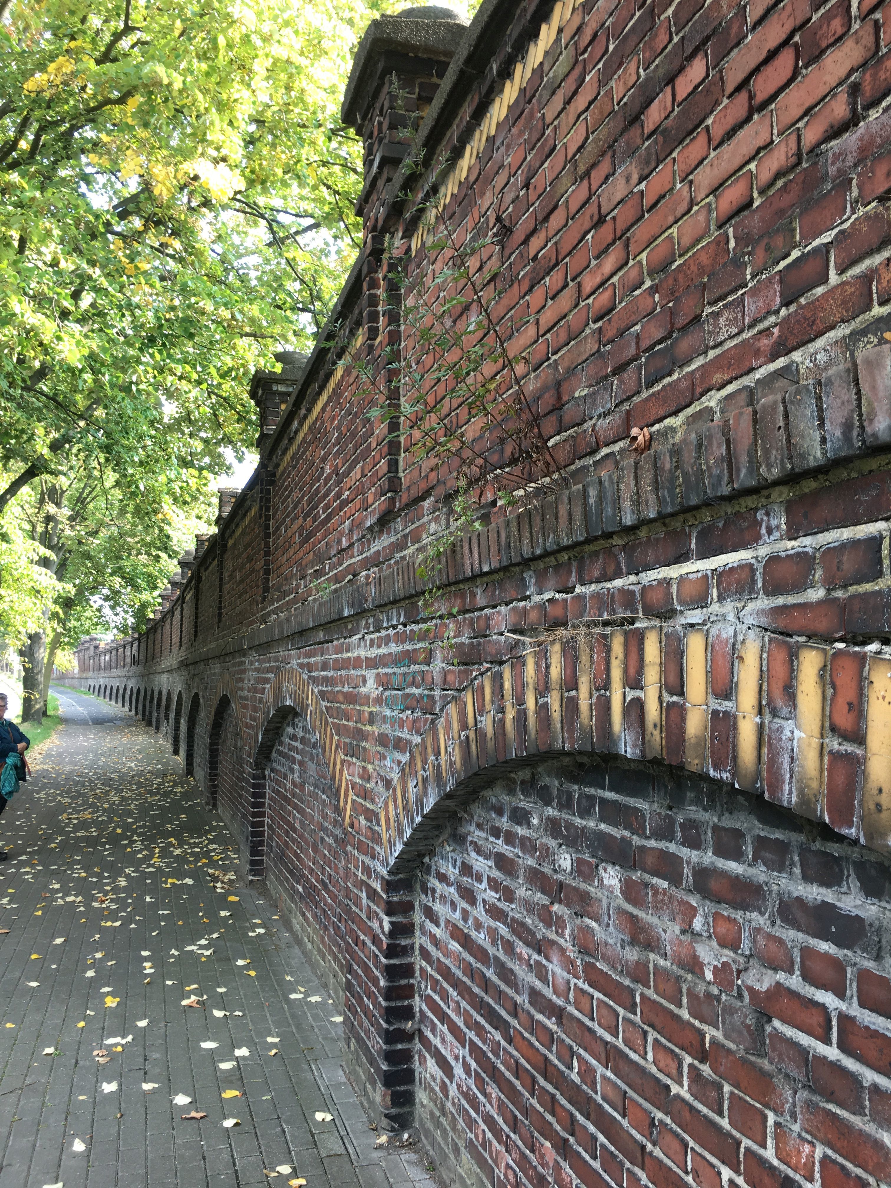 An mehreren Abschnitten der Mauer wurden Sperrgitter aufgestellt.