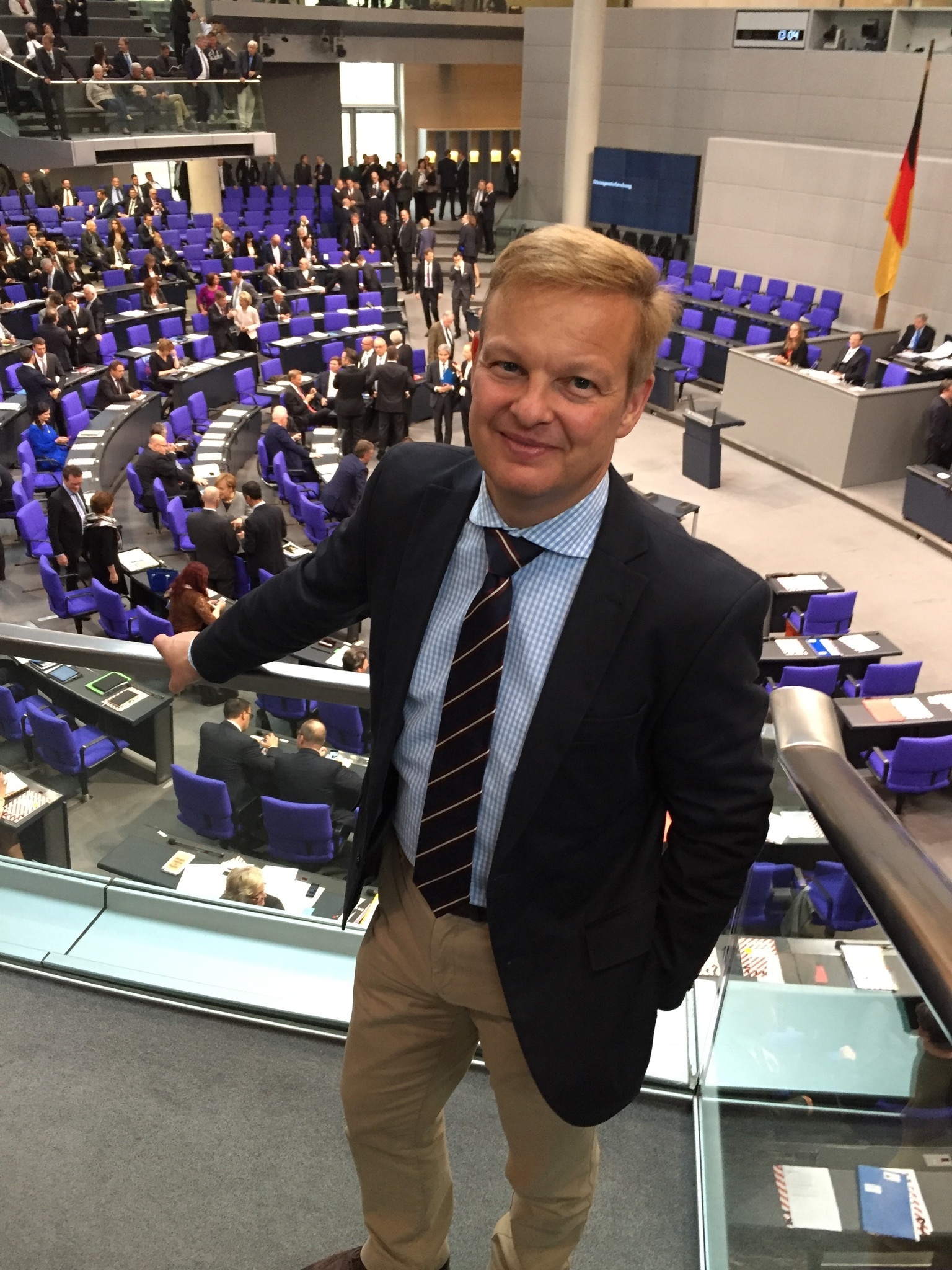 Politik unter die Lupe nehmen und auf den Zahn fühlen!
Bereits seit 2004 bietet der Byfanger, Dilldorfer und Kupferdreher CDU-Ratsherr Dirk Kalweit regelmäßig im Jahr in abwechslungsreichen Formaten und an unterschiedlichen Plätzen und Orten das Politikgesprächsangebot „Auf ein Wort mit dem Ratsherrn“ an. Ziele sind u.a. der Bürgerdialog und das Transparentmachen von politischen Abläufen, Diskussionen und Entscheidungen.