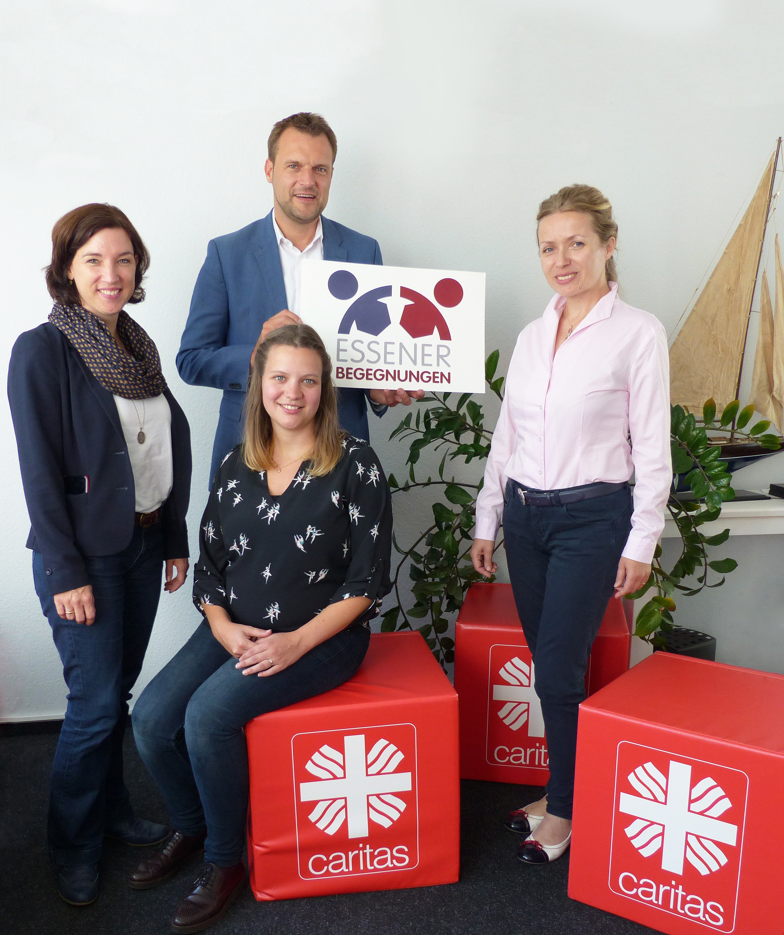 Setzen neue Impulse: (v.l.) Frederike Johanning-Fischer (Presse- und Öffentlichkeitsreferentin im Caritasverband), Hanna Schuppert (Projektmitarbeiterin), Dr. Björn Enno Hermans (Caritasdirektor) und Dr. Agnieszka Bitner-Szurawitzki (Ehrenamtskoordinatorin in der Flüchtlingshilfe)
