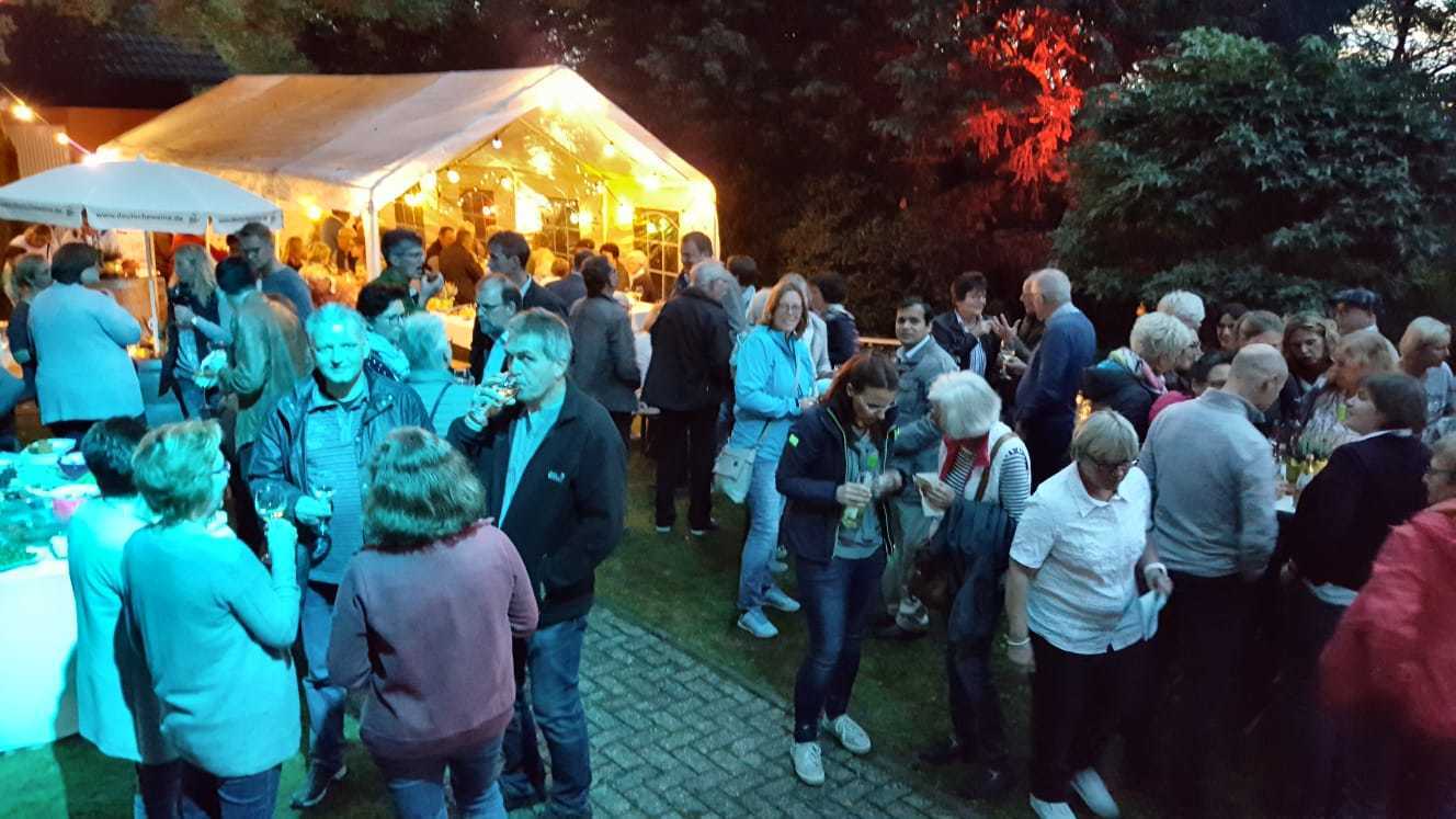 Viele Besucher waren beim Wein- und Erntedankfest in Dingden mit dabei.