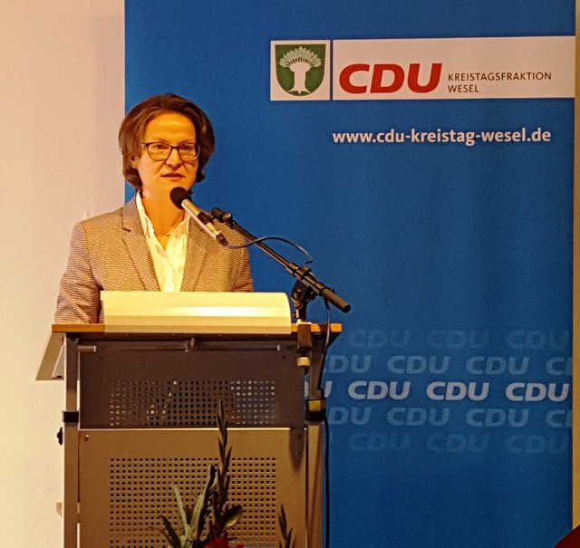 In ihrem Vortrag in der Weseler Niederrheinhalle ließ Heimatministerin Ina Scharrenbach 400 Jahre Geschichte im Schnelldurchlauf Revue passieren.